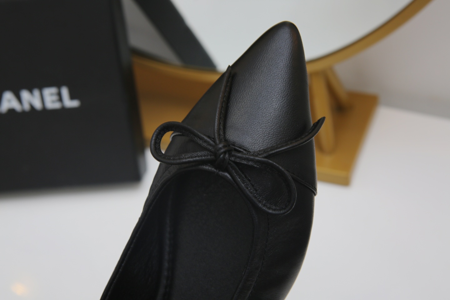 【CHANEL】尖头新款推荐！独家现货发售“跑量爆款”实体店大力推荐........
     顶级材质羊皮鞋面珠光羊皮内里  🦋结设计CHANEL金属扣设计 质量美美滴 @舒服到暖心再也不用担心鞋子磨脚啦….原版耐磨舒适大底 Ps《开车必备 💃跳舞必备散步🚶必备 逛街必备 送人的好礼哦》35/40。出厂价💰 130