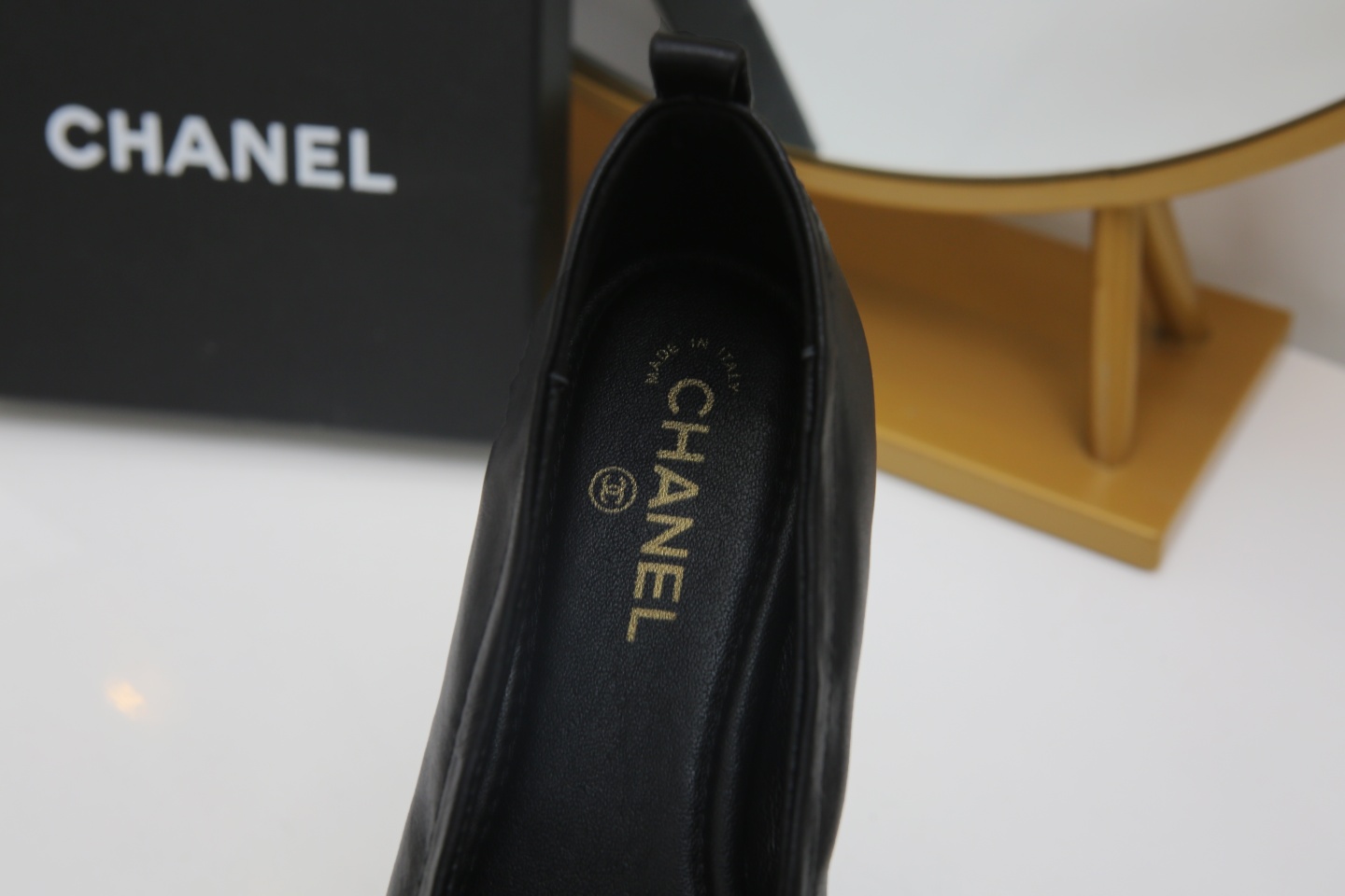 【CHANEL】尖头新款推荐！独家现货发售“跑量爆款”实体店大力推荐........
     顶级材质羊皮鞋面珠光羊皮内里  🦋结设计CHANEL金属扣设计 质量美美滴 @舒服到暖心再也不用担心鞋子磨脚啦….原版耐磨舒适大底 Ps《开车必备 💃跳舞必备散步🚶必备 逛街必备 送人的好礼哦》35/40。出厂价💰 130