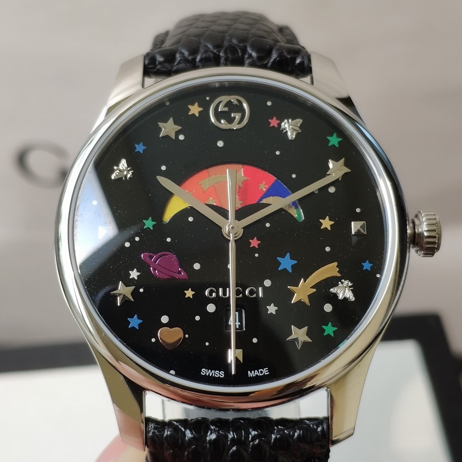 NO:156432,Gucci Gucci counter latest moon phase quartz women's watch, 36mm polished stainless steel thin case, paired with interlocking G crown, black painted dial, paired with silver stars and planet patterns, Gucci scale interlocking G, bees, stars, rivets and rose gold heart shape, as well as pink and colorful moon phase disc, paired with golden comet pattern, snap-buckle bottom cover, matched with bee carving, lizard leather strap with stainless steel pin buckle, original Swiss Ronda quartz moon camera movement, sapphire crystal, with anti-reflective coating, waterproof level up to 5 ATM (foot/50 meters) 2-year warranty, equipped with original box!  ,gucci,gucci19860909古驰 Gucci专柜最新月相石英女表,36毫米抛光不锈钢薄表壳,搭配interlocking G表冠,黑色涂漆效果的表盘,配以银色星星和星球图案,Gucci刻度interlocking G、蜜蜂、星星、铆钉和玫瑰金色心形,以及粉色、彩色月相盘,搭配金黄色彗星图案,按扣底盖,配以蜜蜂雕花,蜥蜴皮表带配以不锈钢针式带扣,原装瑞士朗达石英月相机芯,蓝宝石色水晶,配以防反光涂层,防水级别达到5 ATM（英尺/50米）2年质保,配原盒！,,gucci,gucci,Watch