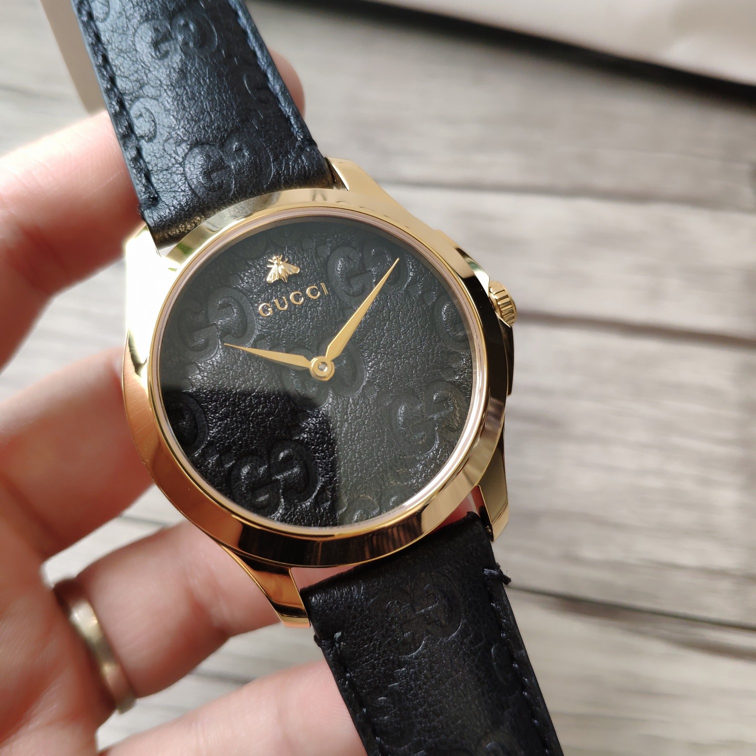 NO:388332,Pick: Original box: 30 Original Genuine Gucci G-TIMELESS Gucci series belt model, bringing you summer freshness. There are many beautiful colors, the dial is 38mm and anti-glare new models are here, let's act, only the original Genuine Gucci G-Timeless series 28mm/38mm Quartz women's watch, traditional Chinese red festive style, creates a three-dimensional sense with hologram effect, which makes people fall in love at first sight and is difficult to move. The surface is specially decorated with Gucci logo butterfly logo pattern - with the suspended hologram effect, it is really unique, and also uses a sapphire crystal glass watch mirror with an anti-reflective coating on the inside; the watch is waterproof to 50 meters. The colorful watch is fashionable. It is matched with a steel pin buckle, suitable for all wrist sizes  (mm to 192 mm), complete with a full package. Sapphire glass, 316 stainless steel case, Gucci representative embossed leather is not only used for the strap, but also extends smoothly to the surface. The bee shape and Gucci logo are both set at 12 o'clock, with a unique design. The calfskin strap is close to the arm, complete package and supports inspection.,,gucci,gucci,cowhide,19860909批: 原盒:30 原厂正品古驰G-TIMELESSGucci系列皮带款,带给你夏季的清新.有多种美丽的色彩,表盘38mm、防眩目新款来了,行动吧,仅批原厂正品最新款Gucci古驰G-Timeless系列 28mm/38mm 石英女表,传统的中国红喜庆款、以全息图效果打造三维立体感,让人一见倾心、目光难移.表面特别饰有Gucci标志造型蝴蝶标识图案——以悬浮的全息图效果,真的与众不同,还采用蓝宝石水晶玻璃表镜,内侧带防反射涂层；手表防水深度达50米.色彩丰富的表带着时尚的风潮.搭配精钢插针式表扣,适合所有腕部尺寸 (毫米至192毫米),配全套包装.蓝宝石玻璃、316精钢表壳,Gucci代表性的压花皮不仅用于表带,也流畅地延伸到表面上.蜜蜂造型和Gucci标识均设于12点钟位置,设计独特.小牛皮表带紧贴手臂,配全套包装、支持验货.,,gucci,gucci,cowhide,Watch