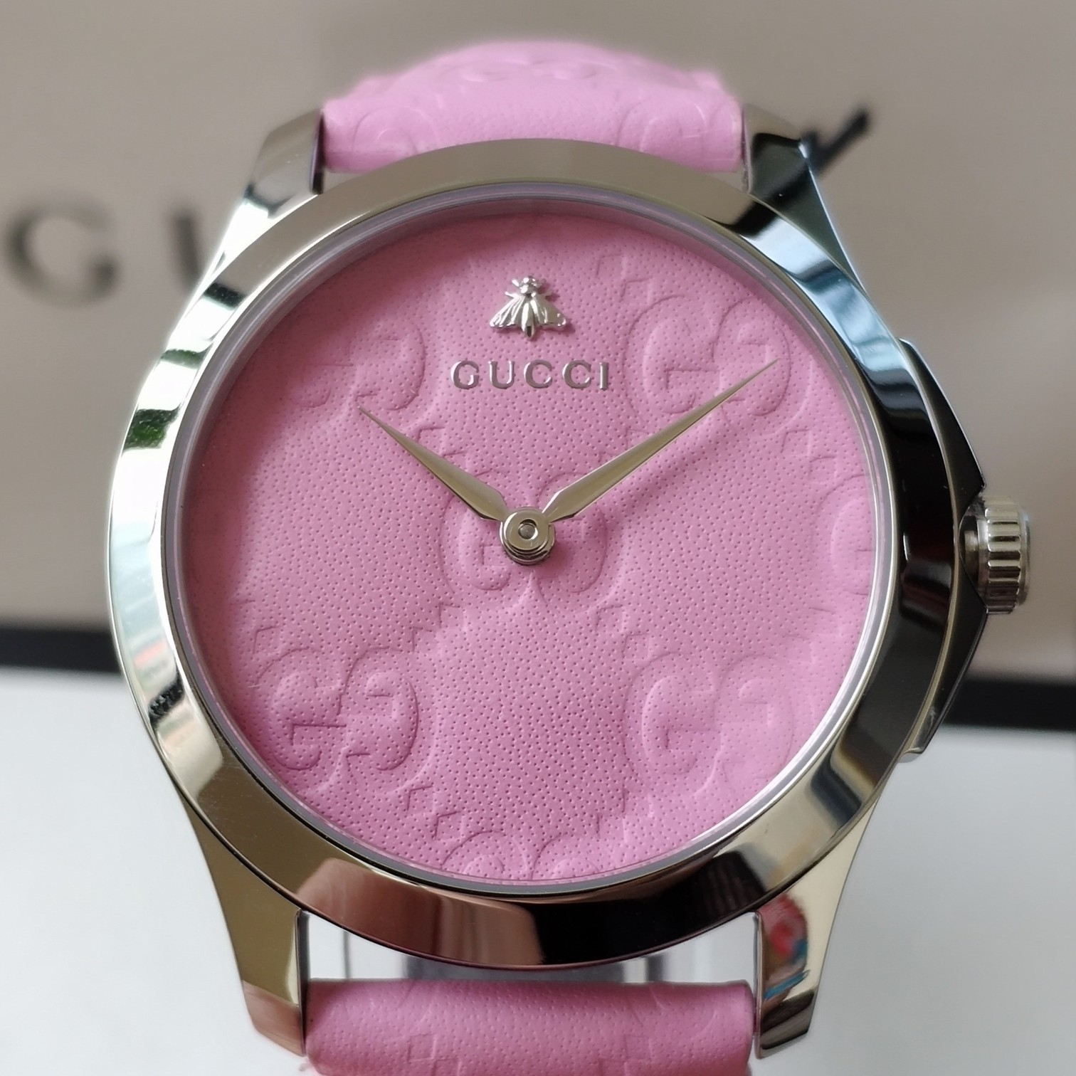 NO:388327,Pick: Original box: 30 Original and authentic latest Gucci Gucci G-Timeless series 38mm quartz women's watch, traditional Chinese red festive style, creating a three-dimensional sense with hologram effect, making people fall in love with it at first sight, and the eyes are hard to move. The surface is specially decorated with Gucci logo butterfly logo pattern - with the suspended hologram effect, it is really unique. It also uses a sapphire crystal glass watch mirror with an anti-reflective coating on the inside; the watch is waterproof to 50 meters. The colorful watch is fashionable. It is matched with a steel pin buckle, suitable for all wrist sizes  (mm to 192 mm), complete with a full package. Sapphire glass, 316 stainless steel case, Gucci representative embossed leather is not only used for the strap, but also extends smoothly to the surface. The bee shape and Gucci logo are both set at 12 o'clock, with a unique design. The calfskin strap is close to the arm and supports inspection.,,gucci,gucci,cowhide,19860909批: 原盒:30 原厂正品最新款Gucci古驰G-Timeless系列38毫米石英女表,传统的中国红喜庆款、以全息图效果打造三维立体感,让人一见倾心、目光难移.表面特别饰有Gucci标志造型蝴蝶标识图案——以悬浮的全息图效果,真的与众不同,还采用蓝宝石水晶玻璃表镜,内侧带防反射涂层；手表防水深度达50米.色彩丰富的表带着时尚的风潮.搭配精钢插针式表扣,适合所有腕部尺寸 (毫米至192毫米),配全套包装.蓝宝石玻璃、316精钢表壳,Gucci代表性的压花皮不仅用于表带,也流畅地延伸到表面上.蜜蜂造型和Gucci标识均设于12点钟位置,设计独特.小牛皮表带紧贴手臂、支持验货.,,gucci,gucci,cowhide,Watch
