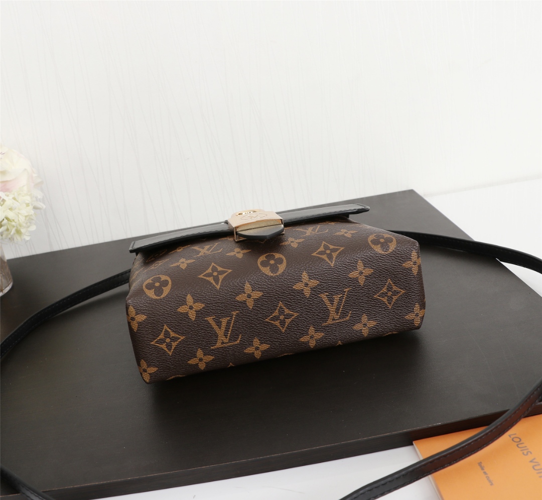 Louis Vuitton M43577 Monogram Epi Black 23 17 8cm crossbody everyday