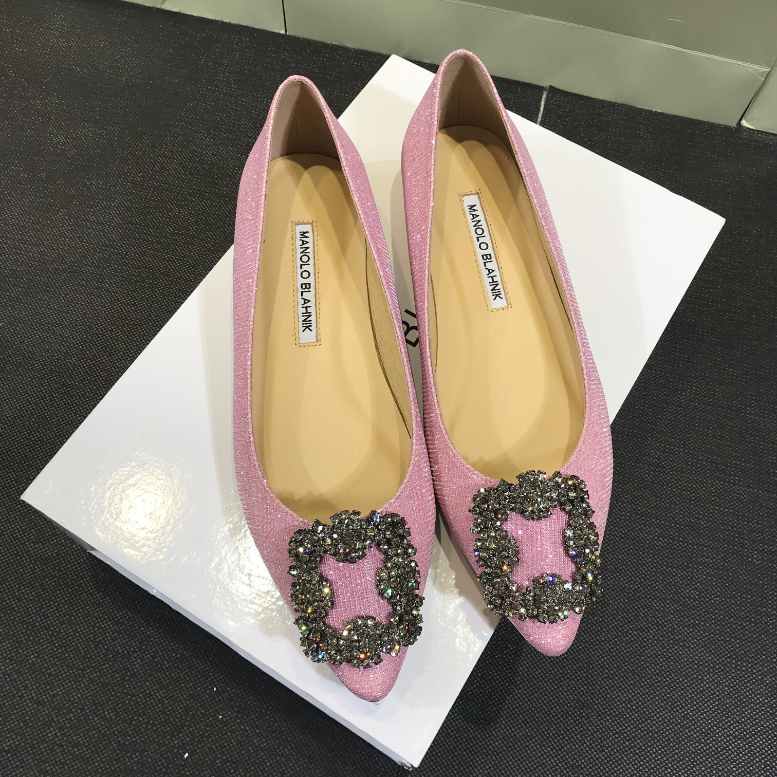 NO:885760,The top replica of Manolo Blahnik Mb classic shoes is coming!  The upper is made of shiny brushed gelite and high-density silk, which is full of luxury. The lining is made of fine goat leather, which feels comfortable on the feet. The A-grade leather outsole is strong and durable. The shoe opening is inlaid with Swarovski crystal diamonds (gun drill, white diamond), which is dazzling. There are 1.5cm flat bottom, 7cm mid-heel, and 9.5cm high-heeled shoes, and the size is 35 -  Regular size 39, (sizes 34 and 40 need to be made to order and cannot be returned or exchanged). Classic styles continue to be supplied, single shoes, manolo blahnik, swarovski, sheepskin, real silk, Leather soles19860909Manolo Blahnik Mb经典单鞋顶级复刻来袭！鞋面采用闪亮拉丝格利特搭配高密真丝,奢华尽显.内里是细腻山羊皮,脚感舒适.A级真皮大底,结实耐穿.鞋口镶嵌施华洛世奇水晶钻（枪钻、白钻）,璀璨夺目.有1.5cm平底、7cm中跟、9.5cm高跟可选,码数35 - 39正码,（34和40码需订做订做不退换）.经典款持续供应,单鞋,manolo blahnik,swarovski,sheepskin,real silk,Leather soles,Women's Shoes