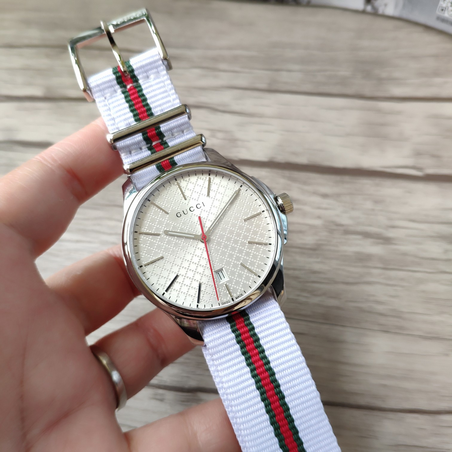 NO:156532,Gucci's latest update is launched simultaneously, with original Swiss movement, sapphire glass, canvas strap, watch diameter of 40mm, counter quality, physical pictures are more beautiful, spot real shots, welcome to place an order!  , gucci19860909古驰最新同步上新,原装瑞士机芯,蓝宝石玻璃,帆布表带,表径40mm,专柜品质,实物上手图更漂亮,现货实拍,欢迎下单！,,gucci,Watch