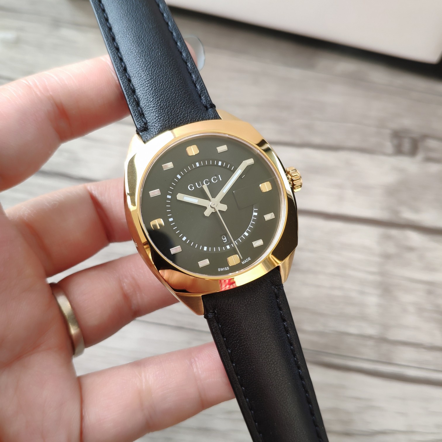 NO:388491,: Original box: 30 Gucci GUCCl latest fashionable and atmospheric model, men's watch diameter 37mm. 2016 Basel Watch and Jewelry Exhibition] Gucci happily launched the GG2570 watch to bring a new case shape to Gucci watch - rounded square design, a model with polished steel bezel, with a more classical appearance. The sunburst surface interprets the classic Gucci logo in three-dimensional way. The dial and watch steel strip are made of 316 stainless steel, anti-reflective sapphire crystal mirror; calfskin strap; waterproof 50 meters. It instantly kills imitations on the market and supports all inspection methods.,,gucci,gucci,cowhide19860909批: 原盒:30 古驰 GUCCl最新时尚大气款, 男表径37mm.2016巴塞尔钟表珠宝展] Gucci欣然推出GG2570腕表为Gucci腕表带来了一种新的表壳形状 — 圆角方形设计,采用抛光精钢表圈的表款,外观更具古典色彩,旭日纹表面以三维方式演绎Gucci标识性的经典,表盘及表钢带采用316精钢,防反射蓝宝石水晶镜面；小牛皮表带；防水50米.秒杀市面仿货,支持一切验货手段.,,gucci,gucci,cowhide,Watch