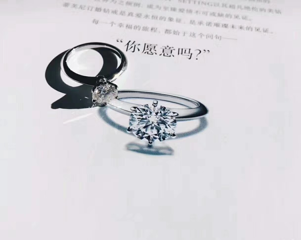 NO:857761,tiff classic solitaire six-prong ring, high carbon diamond, original logo, top craftsmanship, pure silver quality that shines so brightly that it cannot be focused. Tiffany first launched this model in 1886, which is unparalleled in the world's brilliance and is highly praised. The size is the same. One for everyone, Tiffany ring, tiffany, ring, pure silver19860909tiff 经典单钻六爪戒指 高碳钻 原版logo 顶级工艺纯银品质闪到无法聚光 蒂芙尼于1886年首推这款于世人璀璨光华无与伦比,备受赞誉,.码数齐 人手一个,蒂芙尼戒指,tiffany,ring,pure silver,Jewelry