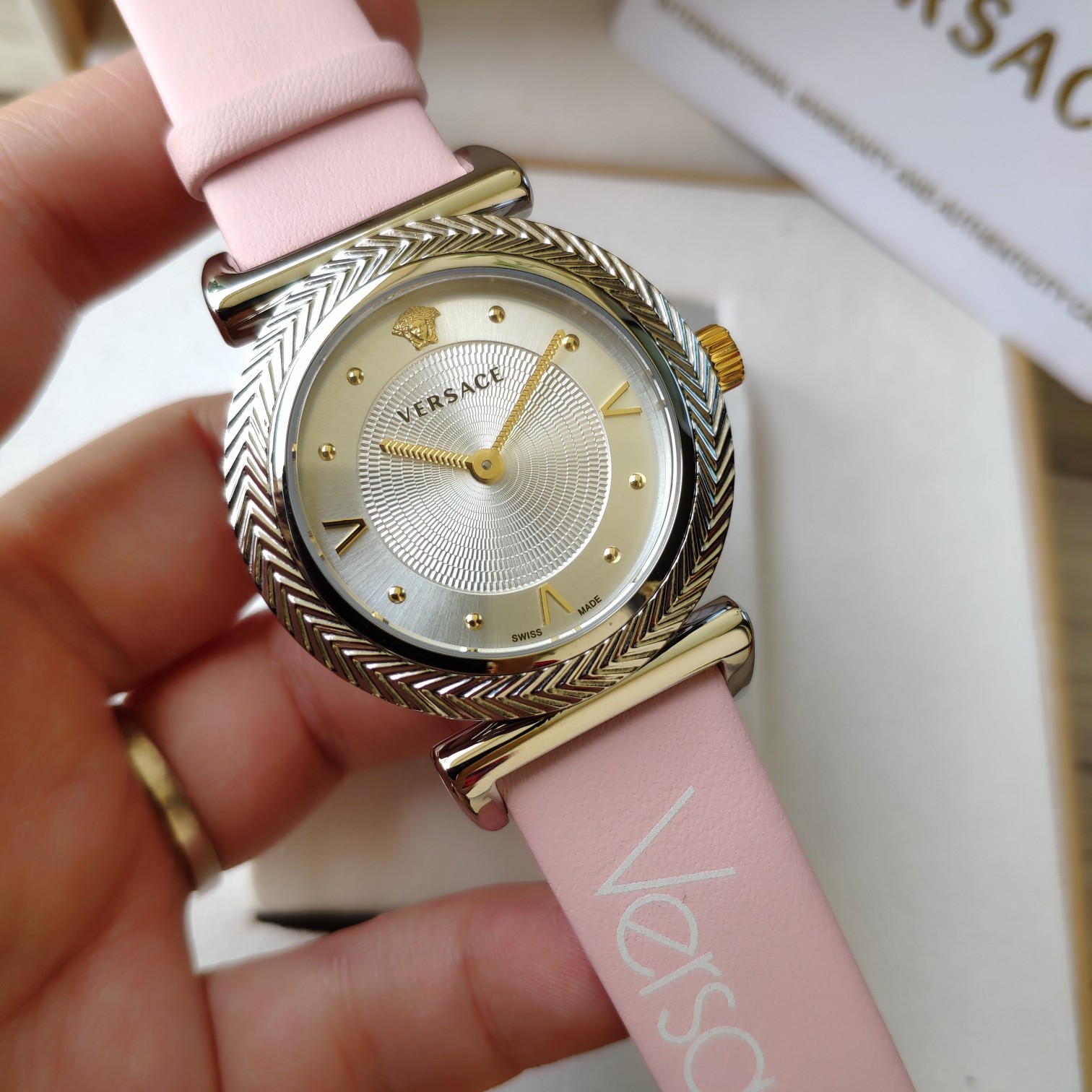 NO:157918,Case: Original box: 50 Versace VCQ series quartz women's watch, aesthetic Du Meisha's avatar is centered in the middle of the mirror. It has a very three-dimensional feeling, ~36mm watch diameter., versace19860909批: 原盒:50 范思哲VCQ系列石英女表,唯美主义杜美莎头像正中于表镜中间.极具立体感,～36mm表径.,,versace,Watch