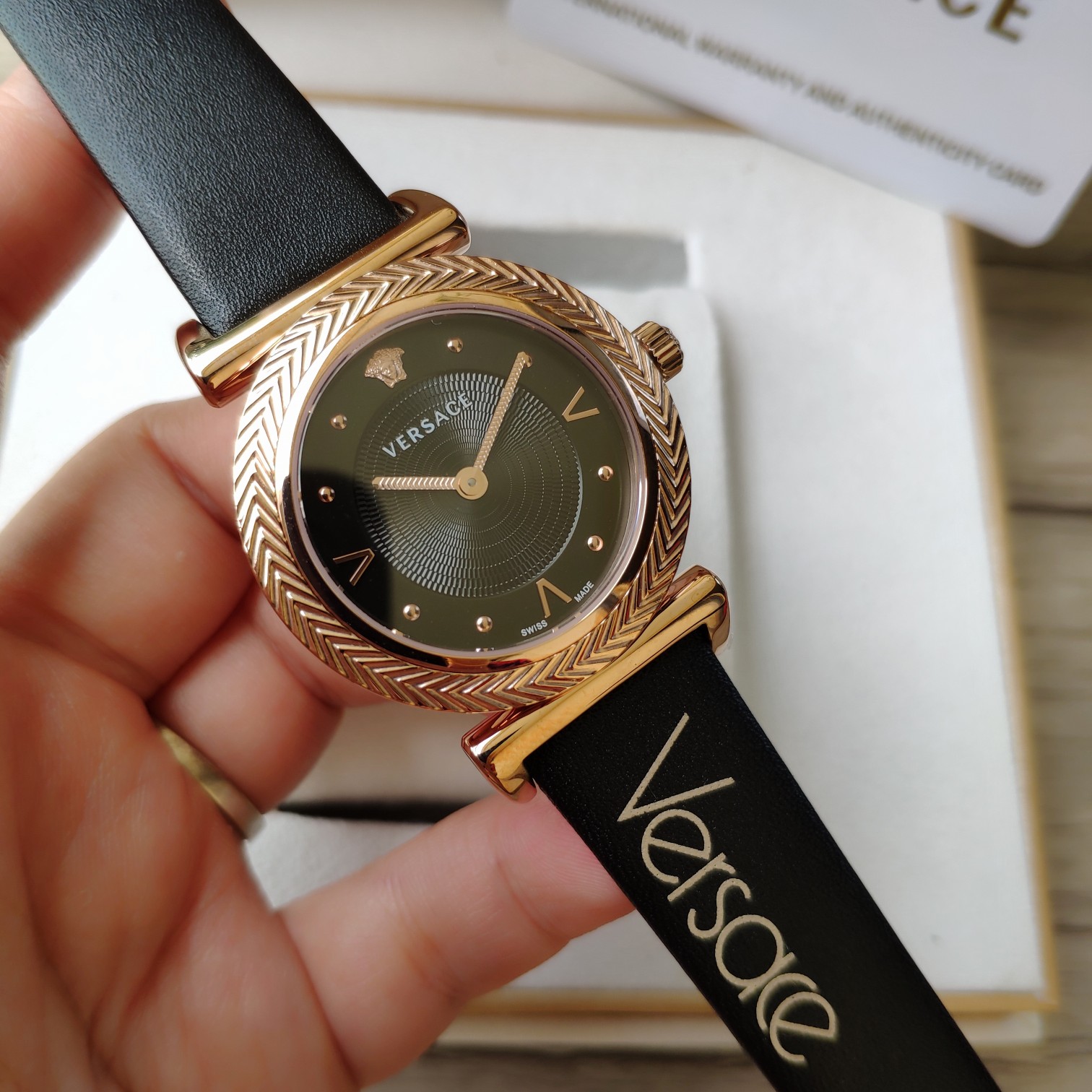 NO:157921,Case: Original box: 50 Versace VCQ series quartz women's watch, aesthetic Du Meisha's avatar is centered in the middle of the mirror. It has a very three-dimensional feeling, ~36mm watch diameter., versace19860909批:原盒:50 范思哲VCQ系列石英女表,唯美主义杜美莎头像正中于表镜中间.极具立体感,～36mm表径.,,versace,Watch