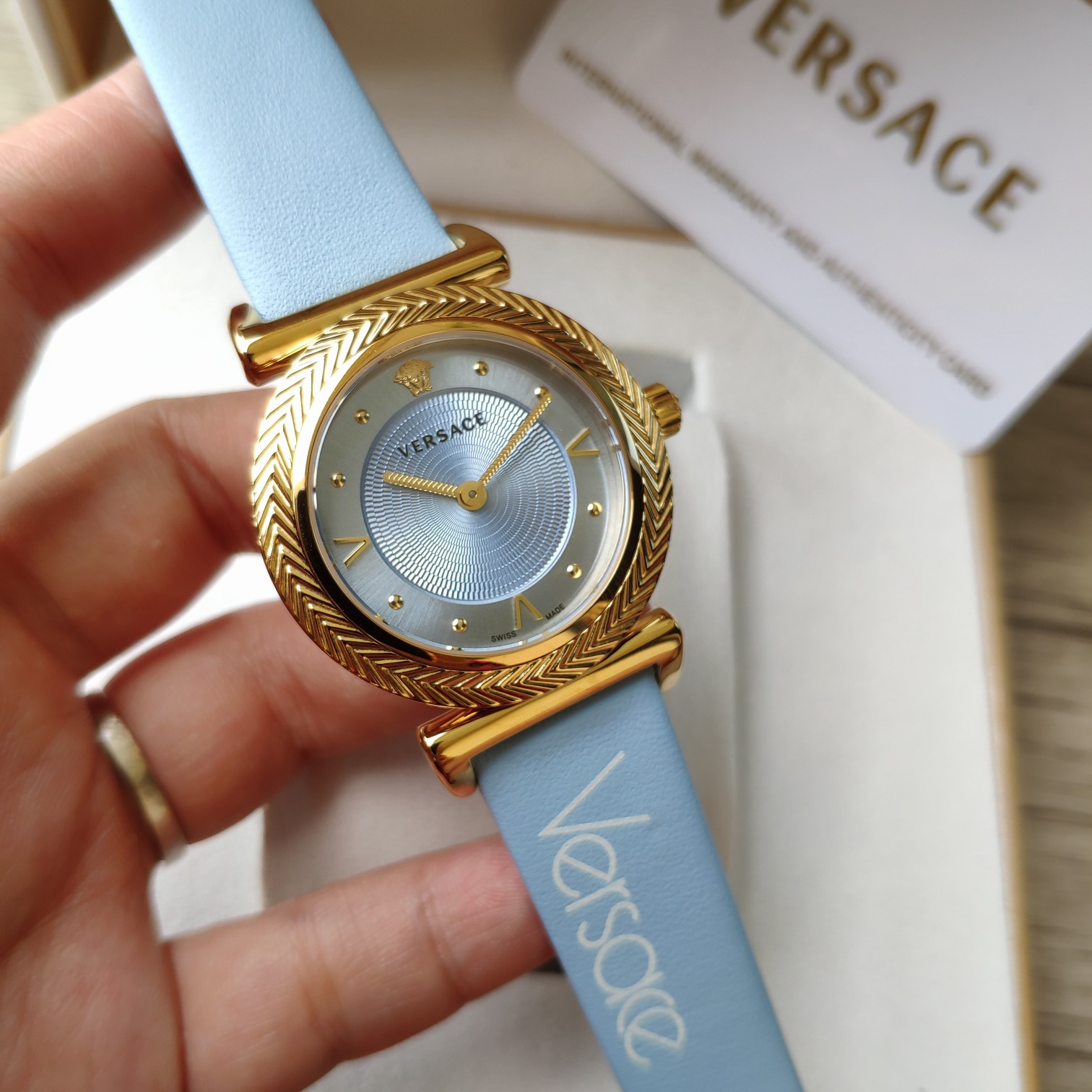 NO:157839,Case: Original box: 50 Versace VCQ series quartz women's watch, aesthetic Du Meisha's avatar is centered in the middle of the mirror. It has a very three-dimensional feeling, ~36mm watch diameter., versace19860909批: 原盒:50 范思哲VCQ系列石英女表,唯美主义杜美莎头像正中于表镜中间.极具立体感,～36mm表径.,,versace,Watch