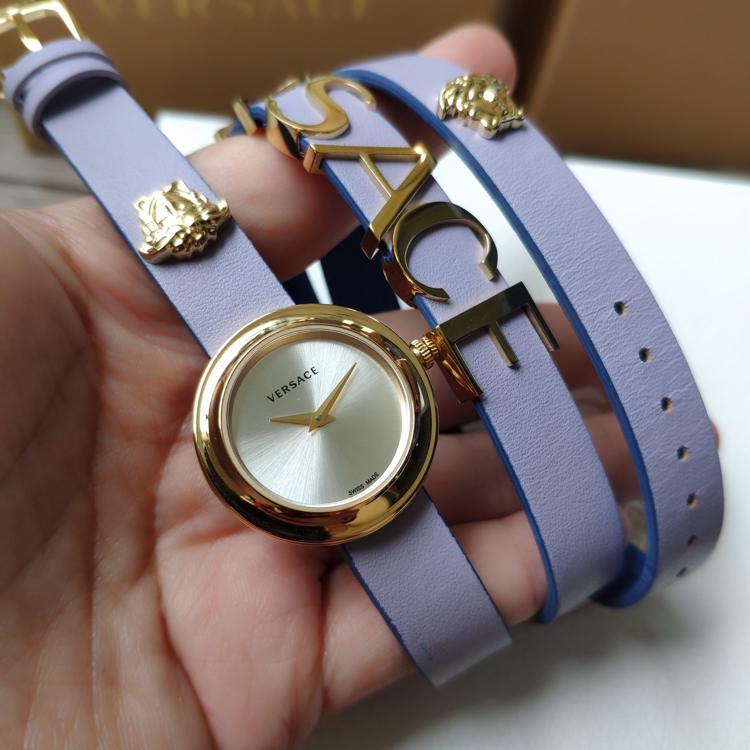 NO:157846,Batch: Original box: 50 New, original single genuine, Versace’s new favorite women’s watch, real leather belt is decorated with Versace letter logo, (the logo spacing can be adjusted freely) The surface is simple, exquisite and delicate!  ~30mm watch diameter, original quartz movement., versace, versace19860909批: 原盒:50 新款,原单正品,范思哲新宠女表,真皮带饰有Versace字母Logo,（可自由调整Logo间距）表面简洁精致细腻！～30mm表径,原装石英机芯.,,versace,versace,Watch