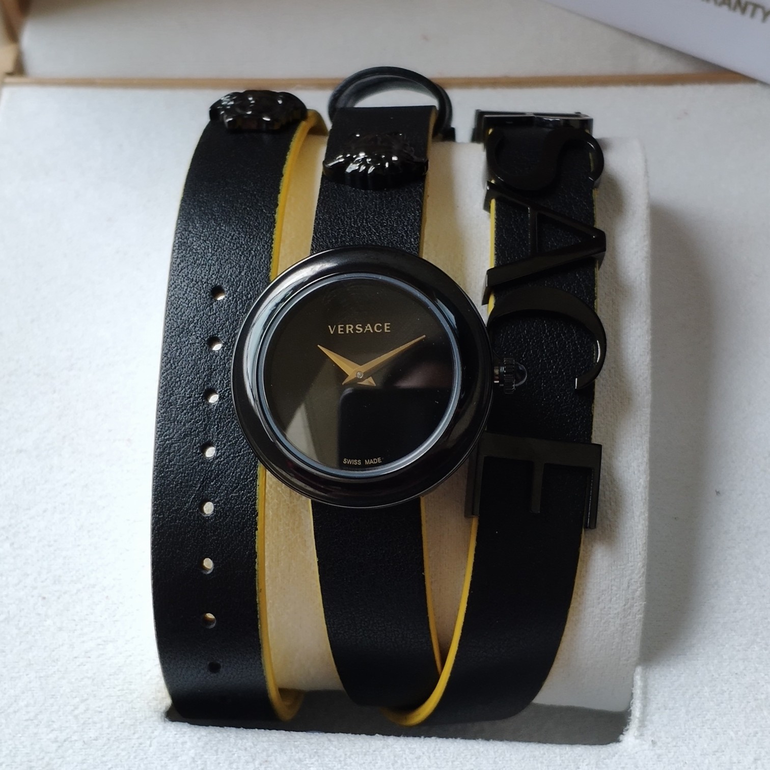 NO:157867,Batch: Original box: 50 New, original single genuine, Versace’s new favorite women’s watch, real leather belt is decorated with Versace letter logo, (the logo spacing can be adjusted freely) The surface is simple, exquisite and delicate!  ~30mm watch diameter, original quartz movement., versace, versace19860909批: 原盒:50 新款,原单正品,范思哲新宠女表,真皮带饰有Versace字母Logo,（可自由调整Logo间距）表面简洁精致细腻！～30mm表径,原装石英机芯.,,versace,versace,Watch