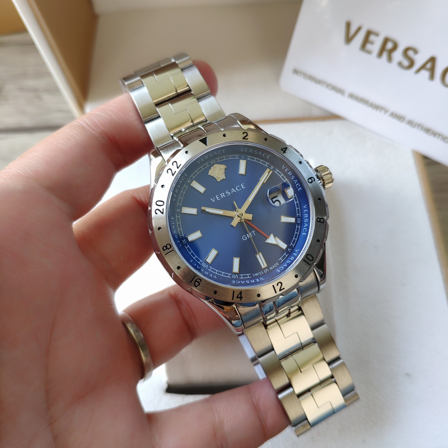 NO:157984,The Versace VCQ series quartz men's watch, the aesthetic Du Meisha's avatar is in the middle of the mirror. It has a very three-dimensional feeling, with a diameter of 40mm!  , versace19860909批范思哲VCQ系列石英男表,唯美主义杜美莎头像正中于表镜中间.极具立体感,表径40mm！,,versace,Watch