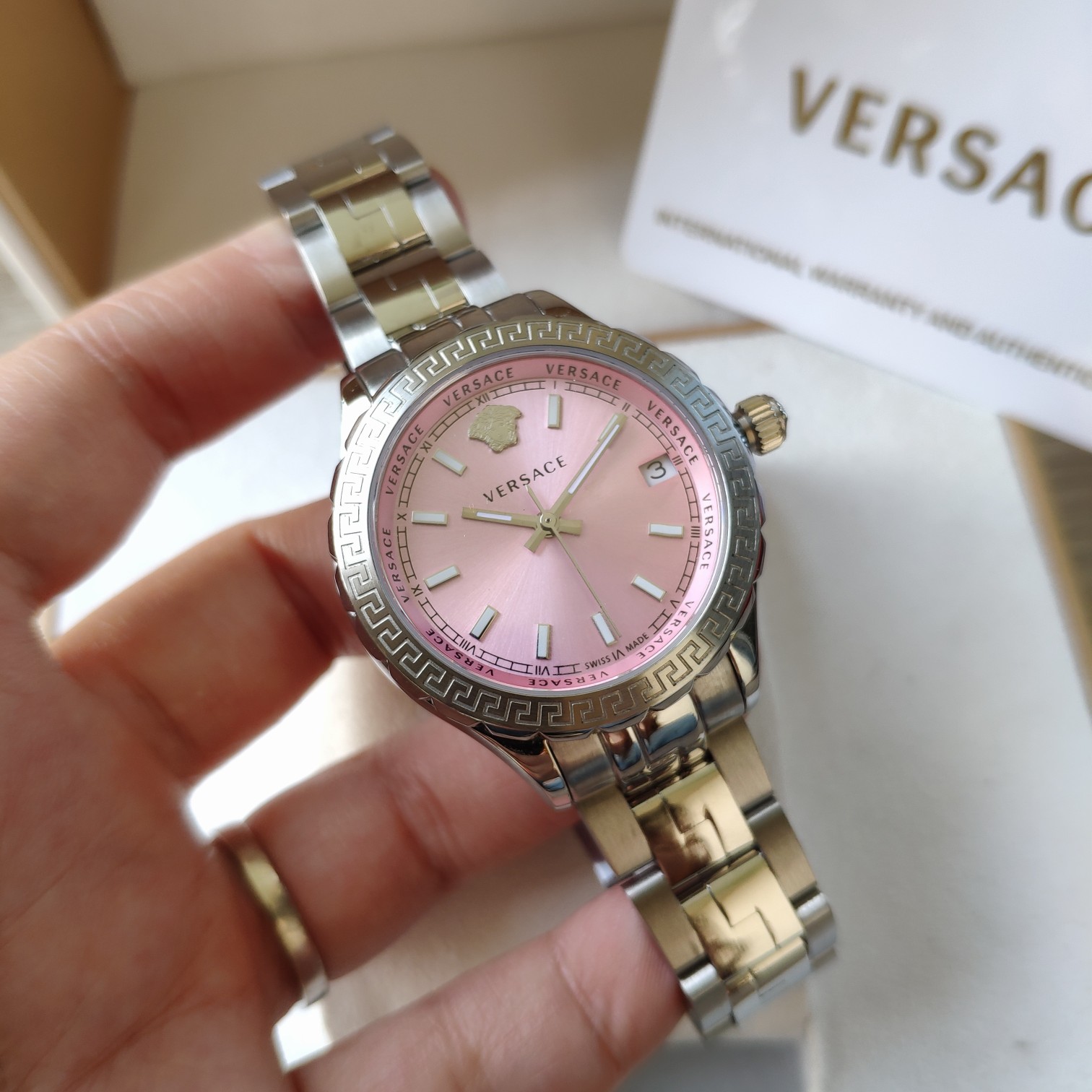 NO:157981,The Versace VCQ series quartz women's watch, the aesthetic Du Meisha's avatar is in the middle of the mirror. It has a very three-dimensional feeling, with a diameter of 35mm!  , versace19860909批范思哲VCQ系列石英女表,唯美主义杜美莎头像正中于表镜中间.极具立体感,表径35mm！,,versace,Watch