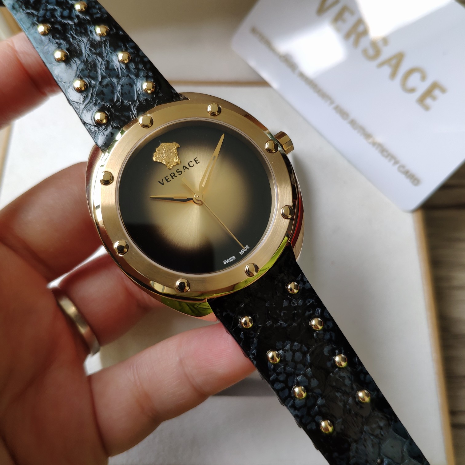 NO:157874,Versace VCQ series quartz women's watch, aesthetic Du Meisha's avatar is in the middle of the mirror. It has a very three-dimensional feeling, with a diameter of 38mm!  , versace19860909范思哲VCQ系列石英女表,唯美主义杜美莎头像正中于表镜中间.极具立体感,表径38mm！,,versace,Watch
