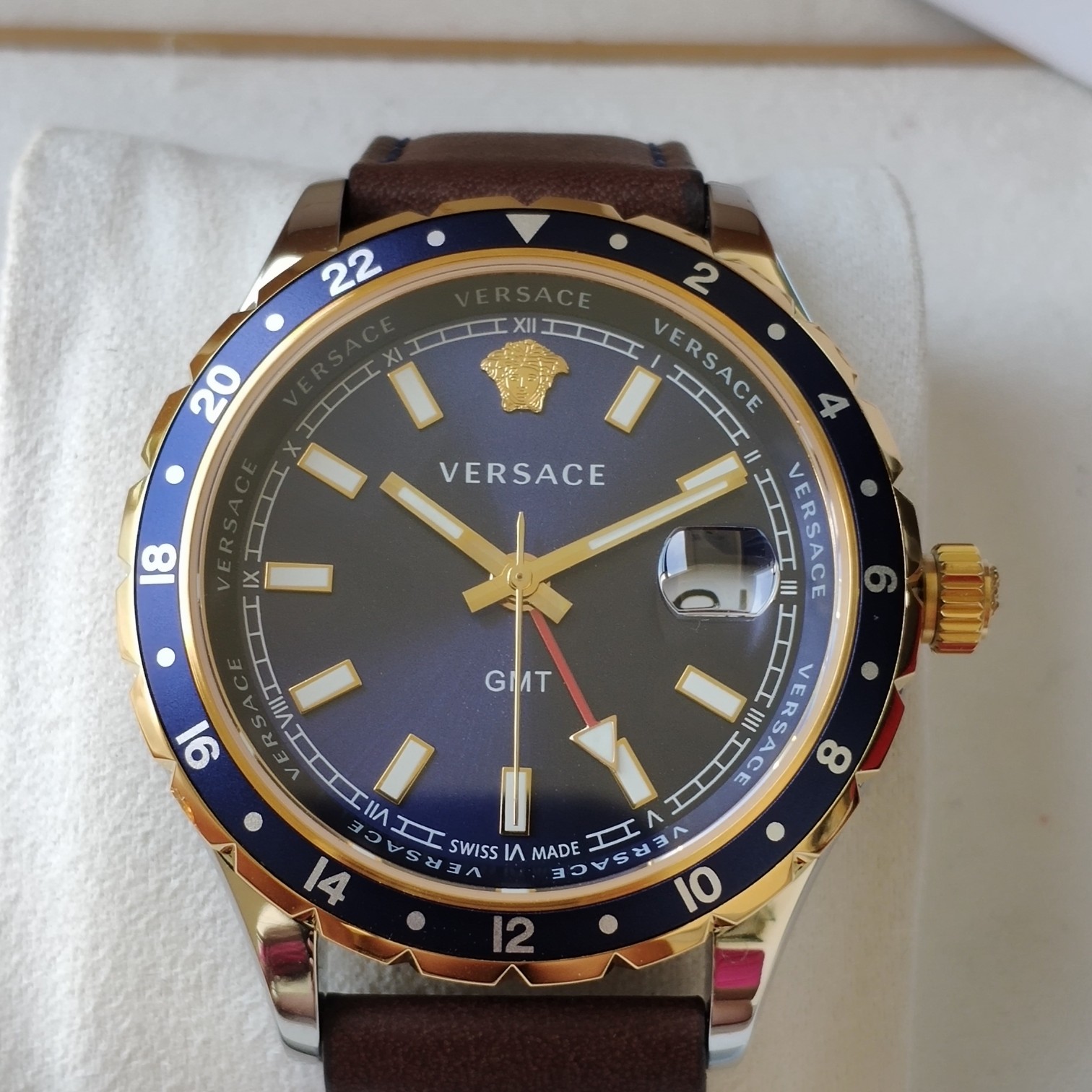 NO:157986,Case: Original box: 50 Versace VCQ series quartz men's watch, aesthetic Du Meisha's avatar is centered in the middle of the watch mirror. It has a very three-dimensional feeling, calfskin strap, watch diameter of 42mm!  , versace,cowhide19860909批: 原盒:50 范思哲VCQ系列石英男表,唯美主义杜美莎头像正中于表镜中间.极具立体感,小牛皮表带,表径42mm！,,versace,cowhide,Watch