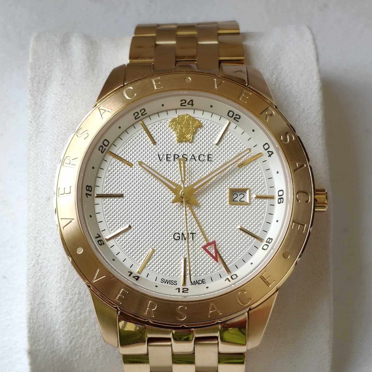 NO:157977,Case: Original Box: 50 Versace VCQ series quartz men's watch, aesthetic Du Meisha's avatar is centered in the middle of the watch mirror. It has a very three-dimensional feeling, with a diameter of 42mm!  , versace19860909批:原盒:50 范思哲VCQ系列石英男表,唯美主义杜美莎头像正中于表镜中间.极具立体感,表径42mm！,,versace,Watch