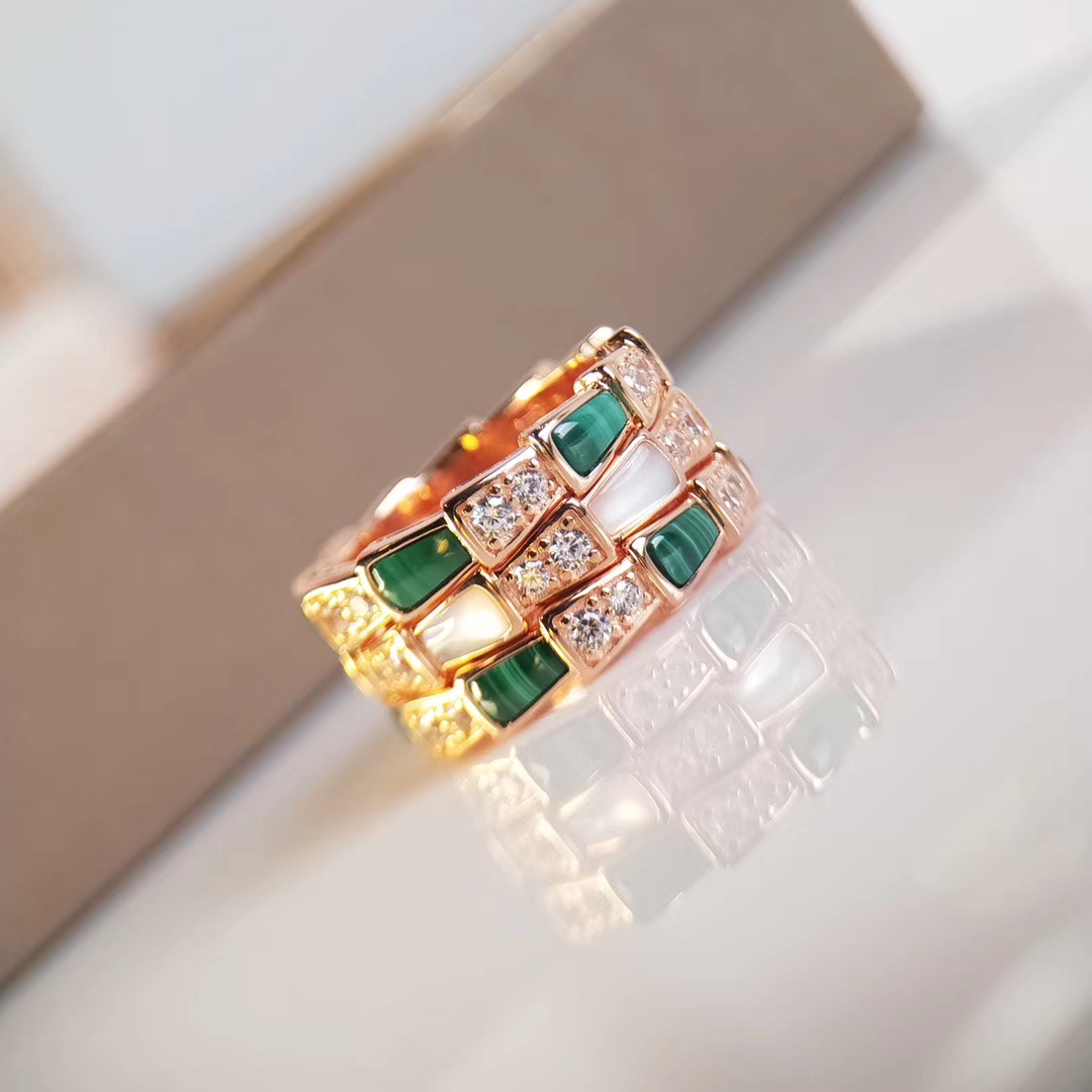 NO:101398,[Snake ring single row diamond style] Temperature color matching, malachite color pattern is very positive. Natural malachite/white ring/gray shells Don't compare with plastic. Spot 5~9 digits are the same. White shells, peacock green, Bulgari ring, bvlgari, ring19860909【蛇戒单排钻款】 气质配色,孔雀石颜色纹路都很正. 天然孔雀石/白戒/灰贝 不要跟塑胶比嘿 现货5~9码数齐 白贝 孔雀绿,宝格丽戒指,bvlgari,ring,Jewelry