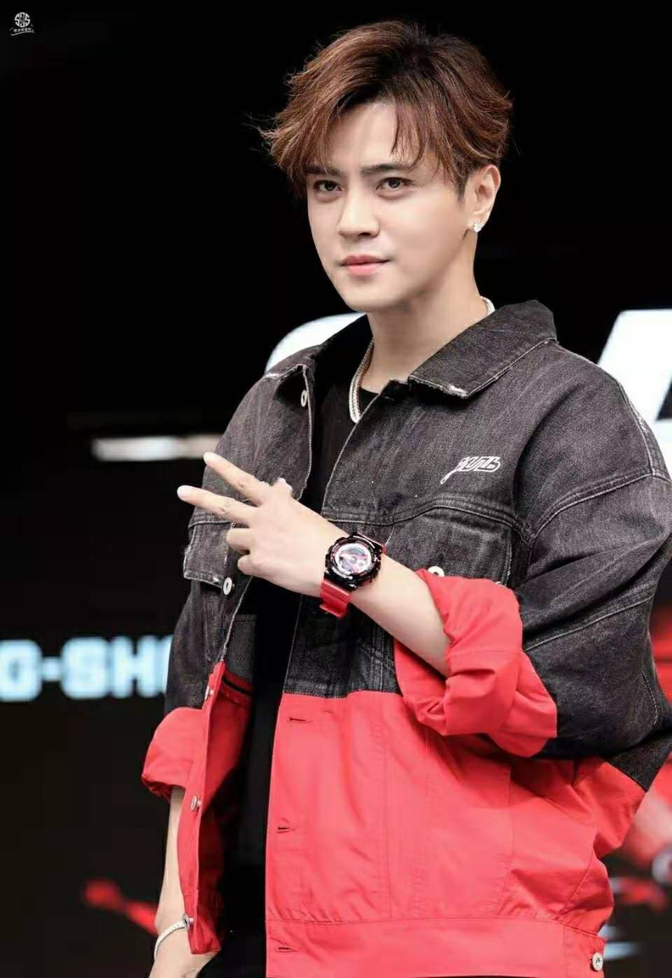 E0   Casio 卡西欧  G-SHOCK罗志祥代言硬碰硬黑红小龙虾GA-110RB-1A