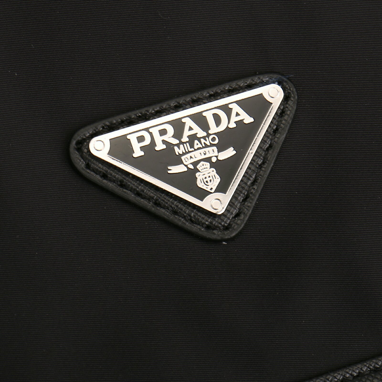  PRADA＝P家官网最火爆新款，时尚翻盖款单肩包。此款由最经典0768字母款改变成前面三角标，官网刚推