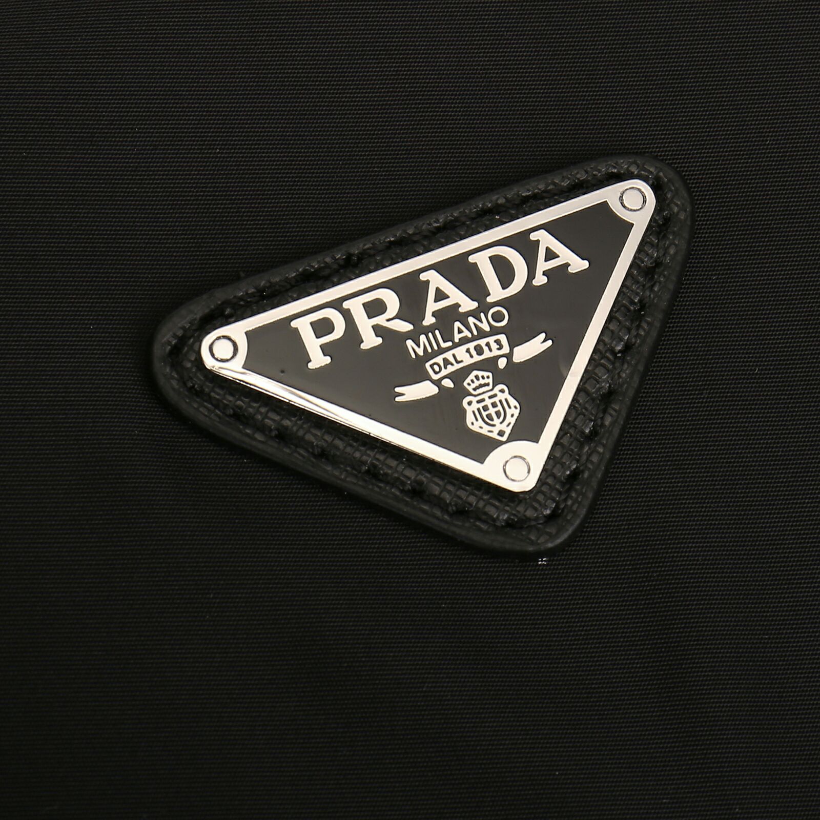  PRADA＝P家官网1最火爆新款，时尚翻盖款单肩包。此款由最经典0769字母款改变成前面三角标，官网刚