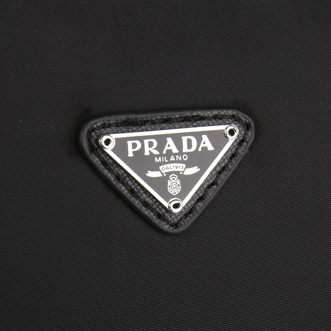  Prada ，Hobo 男士中古包 ,时尚新宠来啦！
经典三角珐琅徽标 可调节肩带
进口面料，原版复刻