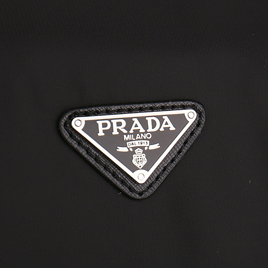  普拉达 PRADA .hobo系列，原版五金 ,进口南韩面料，男女同款 ，三角形珐琅徽章。男女神的时尚