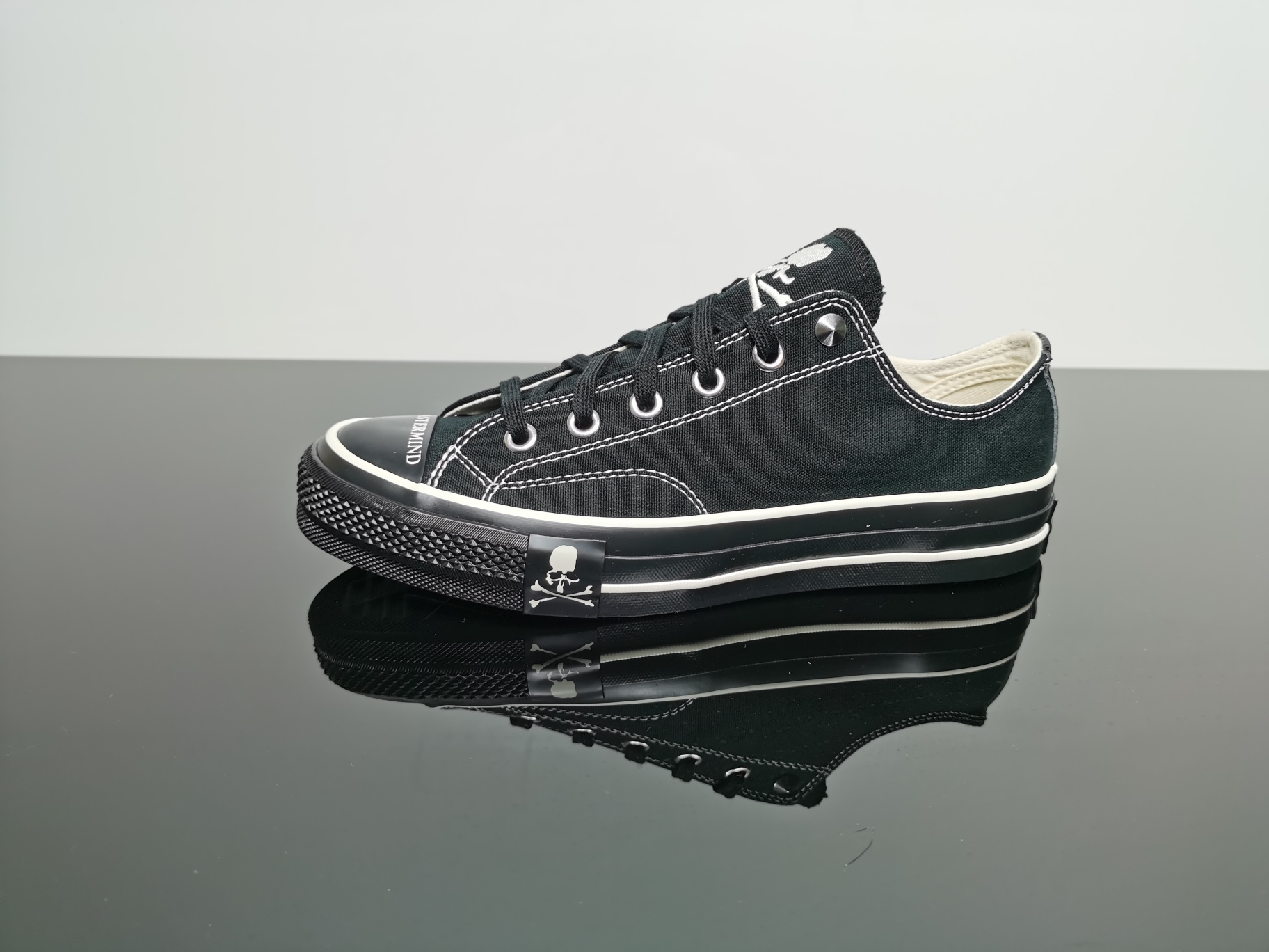 🔥毒版本 正确开模鞋垫 对比市场以次充好版本👍🏻💯男女鞋真标硬质礼盒打造#原数据开发铝楦#聚氨酯硅蓝PU拉帮中底#采用Vibram外底加上PORON厚实材质缓震鞋垫❗️年中惊喜，伊勢丹限定特别版,日本暗黑潮牌联名☠️Mastermind JAPAN x Converse Japan Addict Chuck Taylor OX"MASTERMIND"高端支线成瘾者系列高帮帆布休闲硫化板鞋“纯黑白水线骷髅铆钉”169075C 尺码：35 36 36.5 37 37.5 38 39 39.5 40 41 41.5 42 42.5 43 44。CONVERSE ADDICT 高端线的工艺与品质我们已经在 有点意思栏目中为大家介绍过，每年的定番出品自然也是精品般的存在。CONVERSE Japan 日前发布年中惊喜消息，宣布与 mastermind JAPAN 合作出品的 ADDICT 系列即将登场。mastermind JAPAN x CONVERSE ADDICT 包含低帮黑/白以及纯黑配色两款，中底、鞋舌处的骷髅 logo 以及鞋头的 MASTERMIND 字样亦十分耀眼，再加上鞋带孔处的铆钉，将 mastermind JAPAN 的张扬特质尽显。