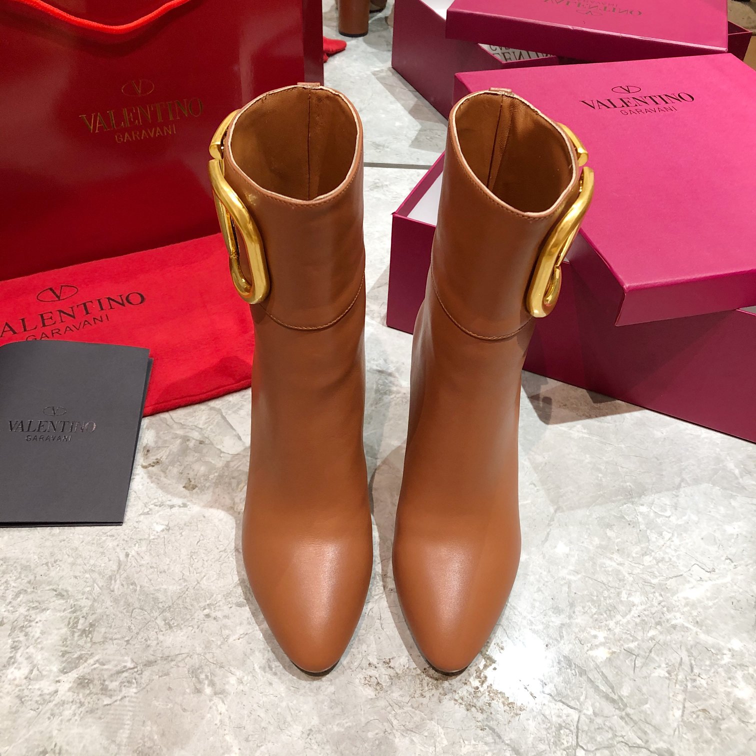 NO:496857,Rubber sole genuine leather sole [Valentino] Valentino autumn and winter women's boots are comfortable and versatile on the feet to show long legs. The imported fabric is made of cowhide with super large V buckle inner foot pads, all genuine leather, non-slip and wear-resistant rubber sole and Italian genuine leather sole. Valentino special electroplating buckle does not rust. Number: 3540 (customized for 41 sizes), boots, valentino, valentino, boots, cowhide19860909橡胶底真皮底【Valentino】华伦天奴秋冬时装女靴上脚舒适百搭显大长腿, 面料进口头层牛皮配超级大V扣内里垫脚全部真皮,防滑耐磨橡胶底 和意大利真皮底选择～华伦家专用电镀饰扣不生锈.码数:3540(41码定做),靴子,valentino,valentino,boots,cowhide,Women's Shoes