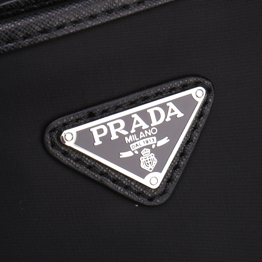 《PRADA》=P家男女款单肩包，超经典官网热销款，手工细节都杠杠滴，轻盈的原版防水布料一直受到很多人追