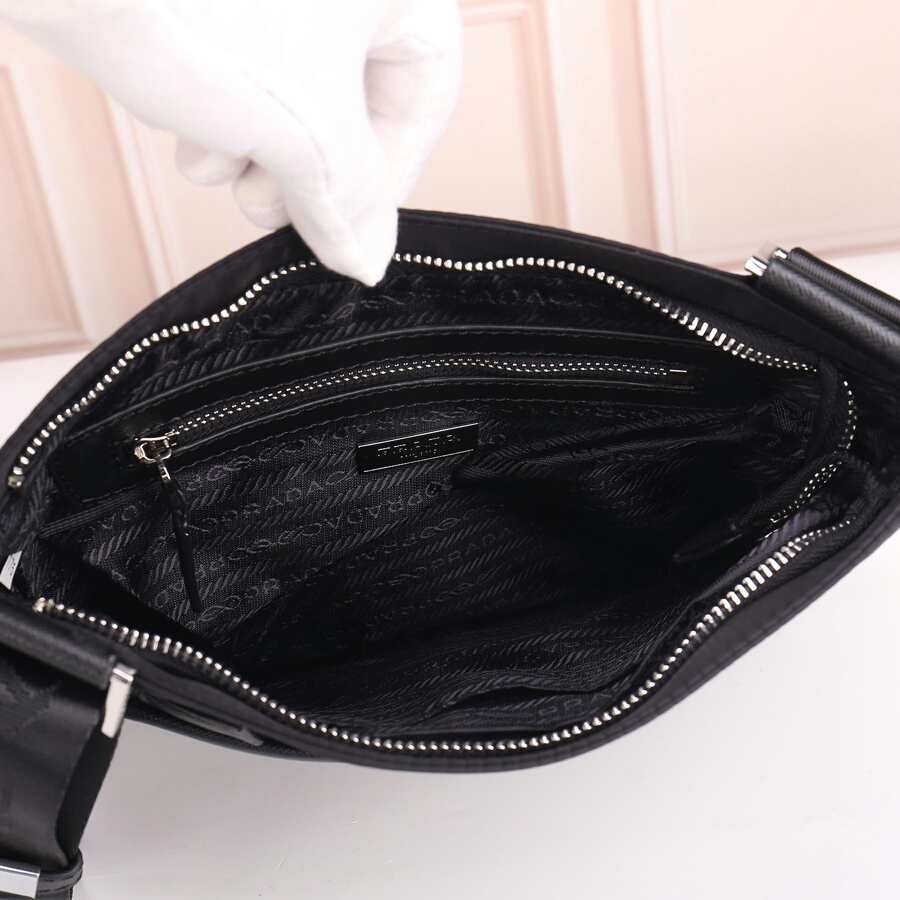 《PRADA》=P家男女款单肩包，超经典官网热销款，手工细节都杠杠滴，轻盈的原版防水布料一直受到很多人追