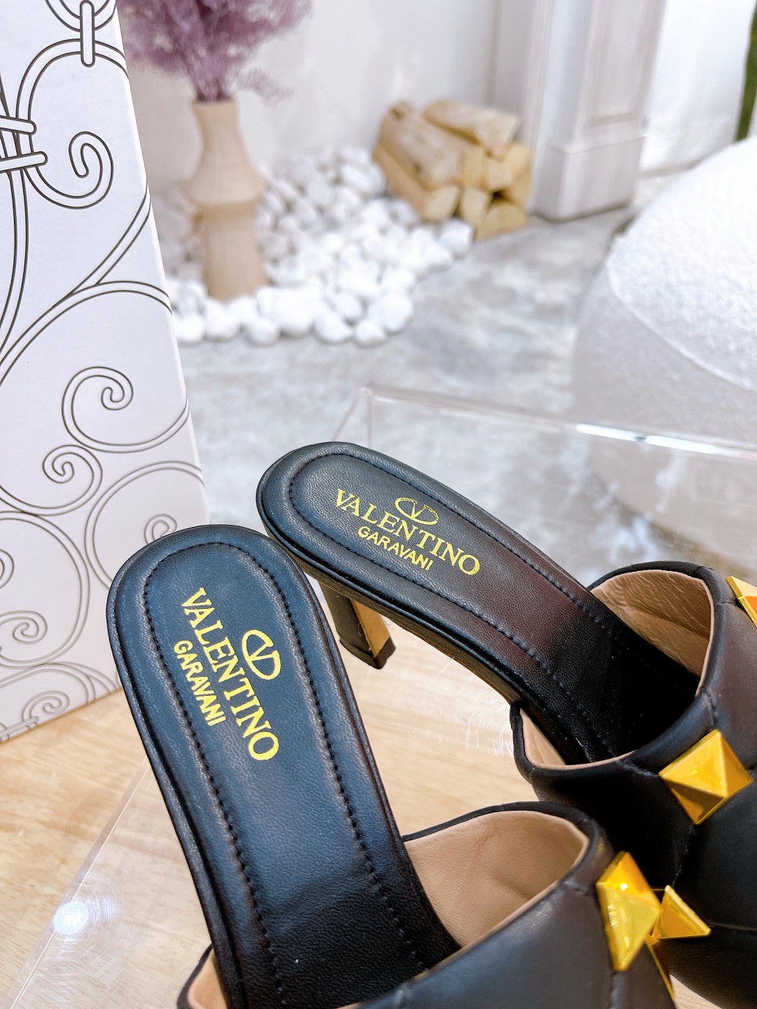 Valentino.Valentino remaches zapatillas contrarrestar la última serie de la versión más alta de los 