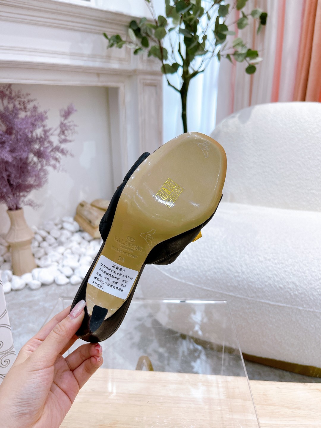 Valentino.Valentino remaches zapatillas contrarrestar la última serie de la versión más alta de los 