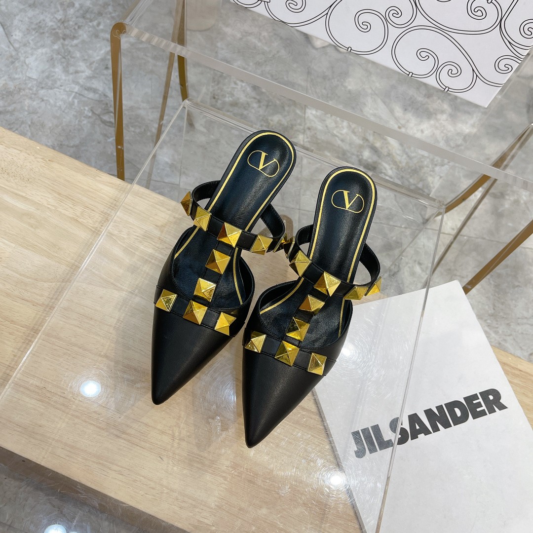 NO:266461,Valentino's new spring and summer rivet shoes are available for new ones ————————————————————— The latest golden rivet elements are full of high-end feel!  Extremely fashionable Heel height: 6.5cm Upper Matt sheepskin Inner: sheepskin Outsole Italian leather outsole, rubber sole is available in two colors available in 8 colors Size 34-41 (34 and 42 custom made without return) Rubber sole: leather sole, high heels sandals, valentino, valentino, sandals, high heels, sheepskin, Leather soles19860909Valentino 华伦天奴春夏新品铆钉鞋上新 —————————————— 最新金色大铆钉元素 满满的高级感 ！时尚度爆棚 跟高:6.5cm 鞋面亚光羊皮 内里:羊皮里 大底意大利真皮大底,橡胶底可选 颜色两种款8色可选 码数34-41（34和42定做不退换）  橡胶底: 真皮底,高跟鞋凉鞋,valentino,valentino,sandals,high heels,sheepskin,Leather soles,Women's Shoes