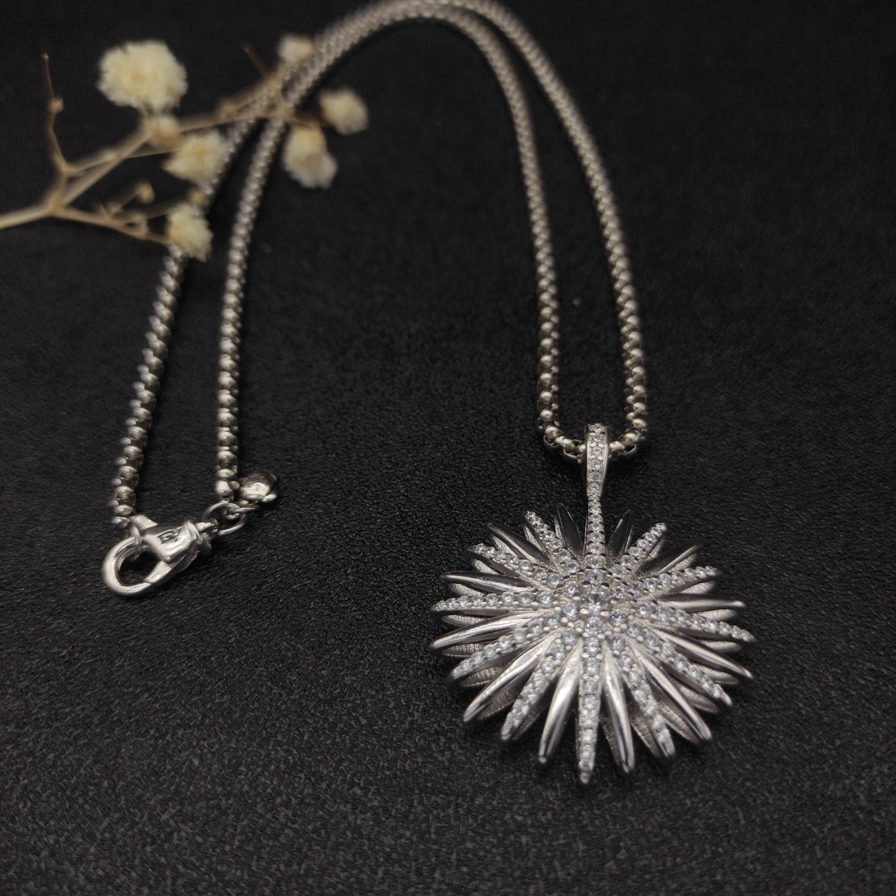 NO:112398,David Yurman Sunflower Star necklace. Chain is 3mm thick, length 50 5cm or length 60 5cm delay chain No. DYXL-006, jewelry fine, necklace19860909David Yurman 太阳花满天星项链.链条粗3mm,长度50 5cm或长度60 5cm延迟链 编号DYXL-006,饰品精品,necklace,Jewelry