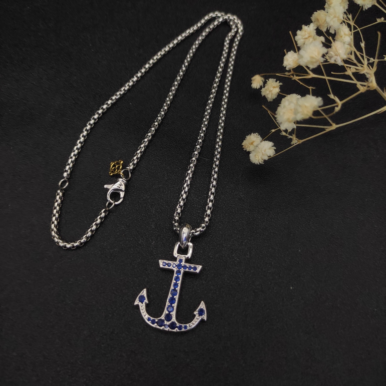 NO:114325,David Yurman Sea Anchor Blue Diamond Necklace. Chain is 3mm thick, length 50 5cm or length 60 5cm delay chain No. DYXL-034, jewelry quality, necklace19860909David Yurman 海上锚蓝钻项链.链条粗3mm,长度50 5cm或长度60 5cm延迟链 编号DYXL-034,饰品精品,necklace,Jewelry