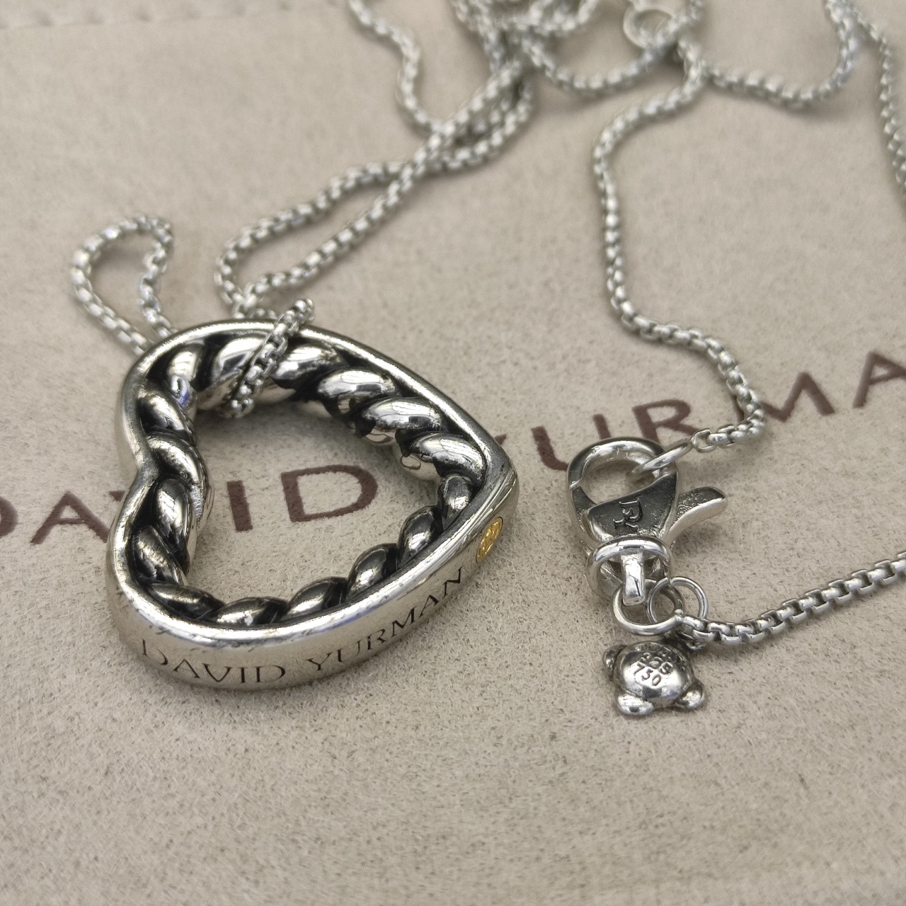 NO:112403,David Yurman Silver Heart-shaped Necklace. Chain is 1.5mm thick, length 45 5cm delay chain. Number DYXL-044, jewelry quality, necklace19860909David Yurman 银色心形项链.链条粗1.5mm,长度45 5cm延迟链  编号DYXL-044,饰品精品,necklace,Jewelry