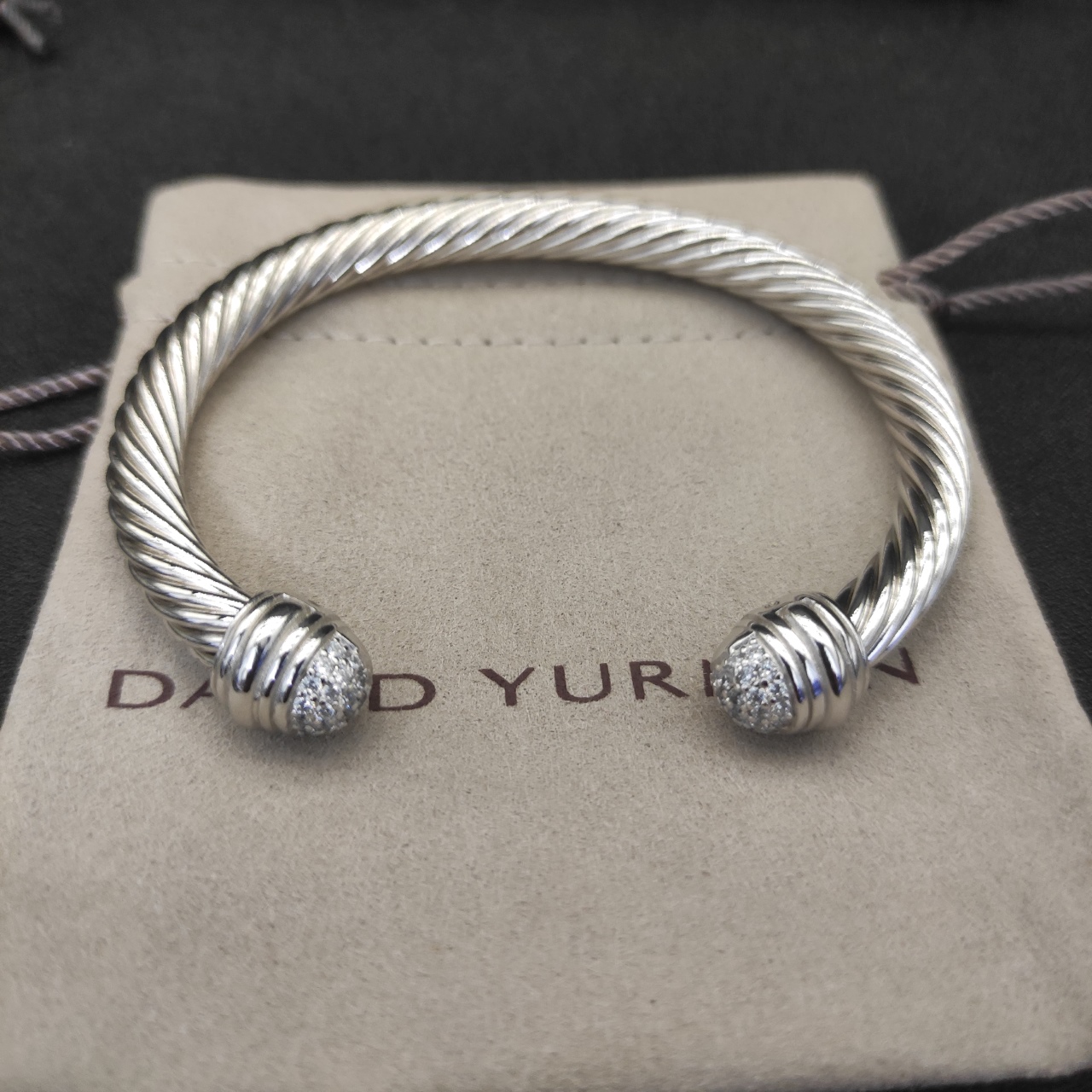 NO:583016,David Yurman 7mm half diamond silver bracelet. Recommended for hand size 16-20cm. No. DYSZ-112, fine jewelry, bracelet19860909David Yurman 7mm半边钻银色手镯.建议适合佩戴的手围16-20cm 编号DYSZ-112,饰品精品,bracelet,Jewelry