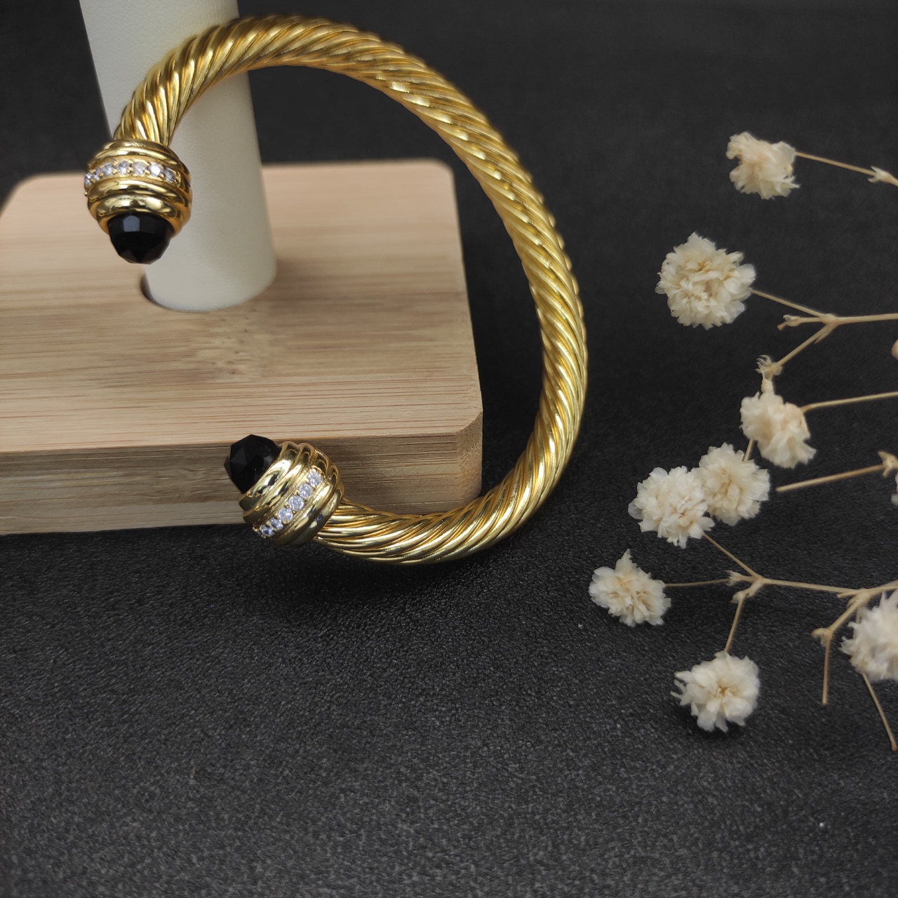 NO:583018,David Yurman 7mm gold inlaid stone and black diamond bracelet. The recommended hand size is 16-20cm. No. DYSZ-124, fine jewelry, bracelet19860909David Yurman 7mm金色镶嵌石黑钻头手镯.建议适合佩戴的手围16-20cm 编号DYSZ-124,饰品精品,bracelet,Jewelry