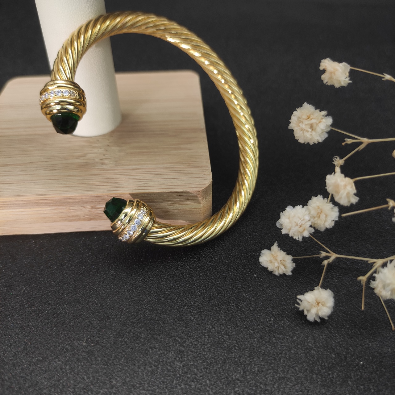 NO:575560,David Yurman 7mm gold inlaid stone dark green diamond bracelet. Recommended for hand size 16-20cm. No. DYSZ-126, fine jewelry, bracelet19860909David Yurman 7mm金色镶嵌石深绿钻头手镯.建议适合佩戴的手围16-20cm 编号DYSZ-126,饰品精品,bracelet,Jewelry