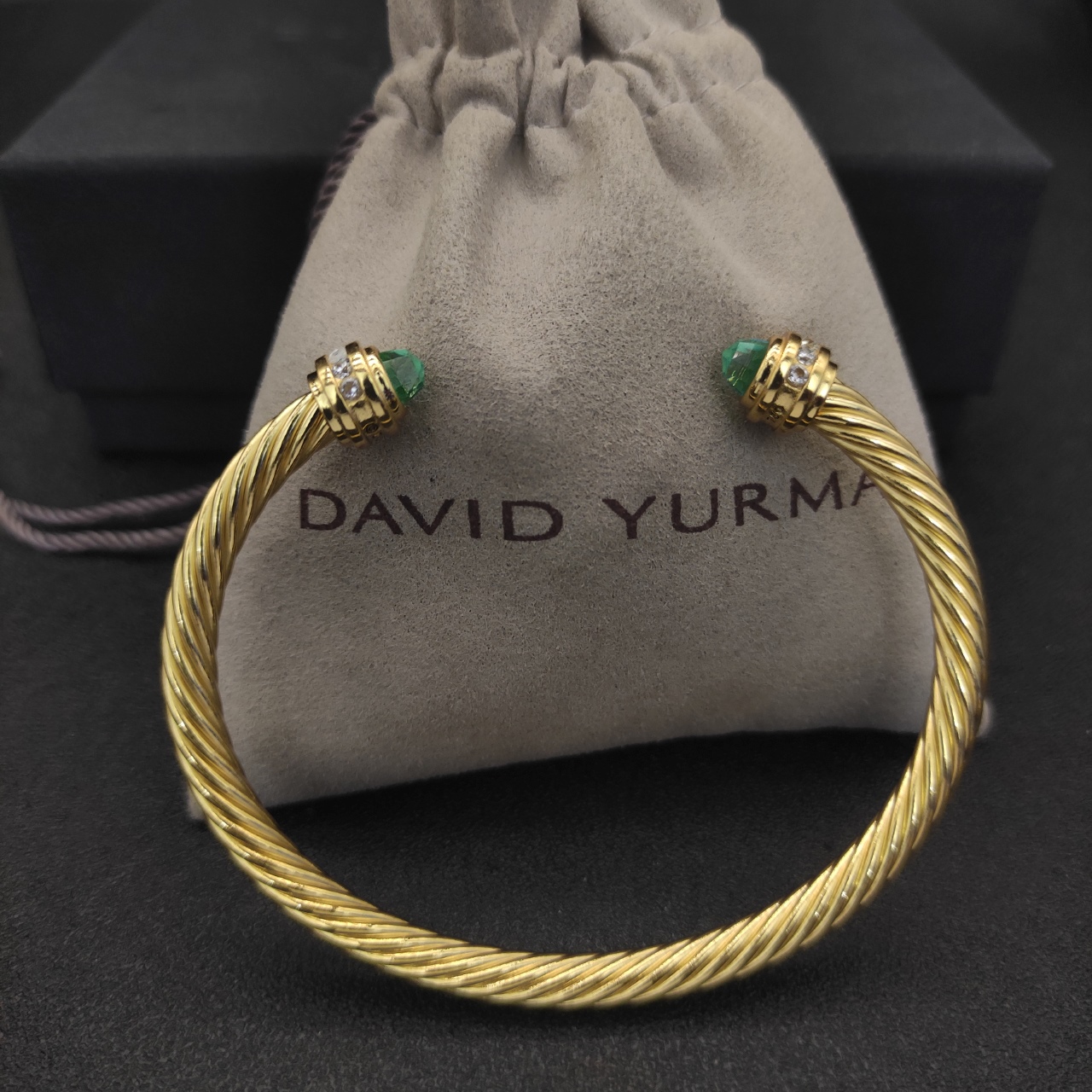 NO:583029,David Yurman 5MM gold with diamond and blue diamond bracelet. It is recommended that the suitable hand size is 15-20cm. No. DYSZ-133, fine jewelry, bracelet19860909David Yurman 5MM金色带钻蓝钻手镯.建议适合佩戴的手围15-20cm 编号DYSZ-133,饰品精品,bracelet,Jewelry