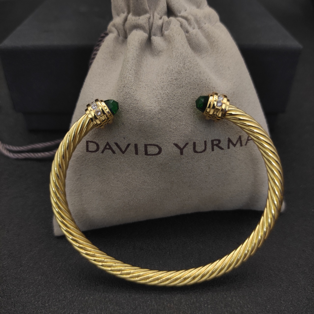 NO:583032,David Yurman 5MM gold with diamond and dark green diamond bracelet. It is recommended that the suitable hand size is 15-20cm. No. DYSZ-136, jewelry boutique, bracelet19860909David Yurman 5MM金色带钻深绿钻手镯.建议适合佩戴的手围15-20cm 编号DYSZ-136,饰品精品,bracelet,Jewelry
