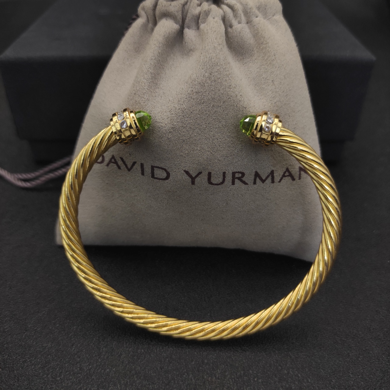NO:583019,David Yurman 5MM gold and light green diamond bracelet. It is recommended that the suitable hand size is 15-20cm. No. DYSZ-137, fine jewelry, bracelet19860909David Yurman 5MM金色带钻浅绿钻手镯.建议适合佩戴的手围15-20cm 编号DYSZ-137,饰品精品,bracelet,Jewelry