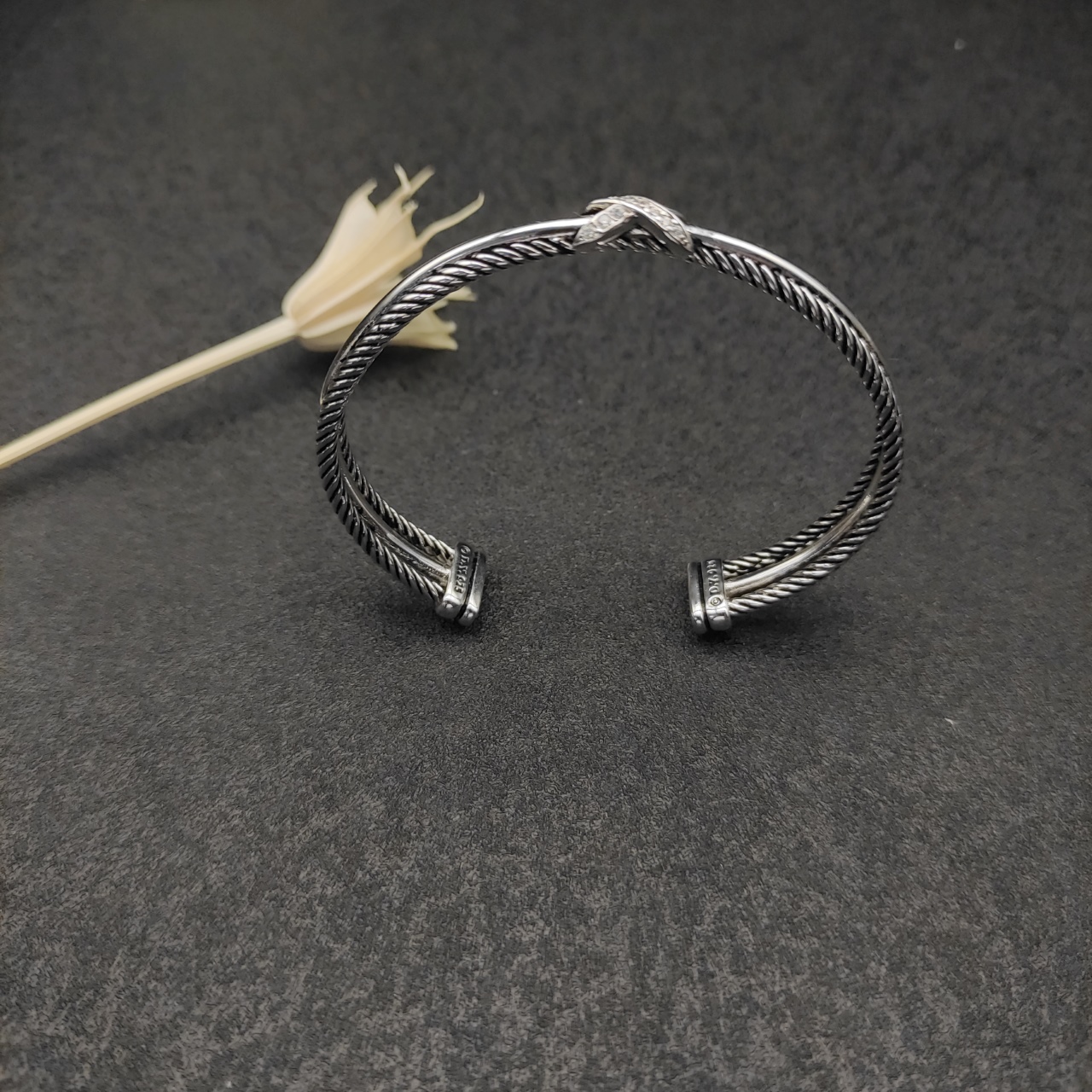 NO:110754,David Yurman 7MM three-string cross-blade with diamond X bracelet. It is recommended to wear a hand circumference of 15-20cm. Number DYSZ-184, jewelry quality, bracelet19860909David Yurman 7MM三纽线交叉带钻X手镯.建议适合佩戴的手围15-20cm 编号DYSZ-184,饰品精品,bracelet,Jewelry