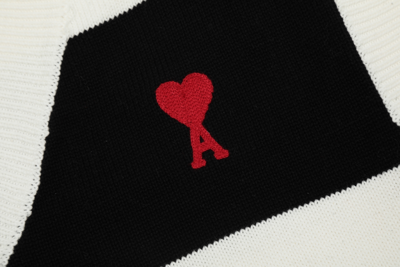 High-Quality Women’s Suit with Classic Heart Embroidery and Cozy Design - 图片 5