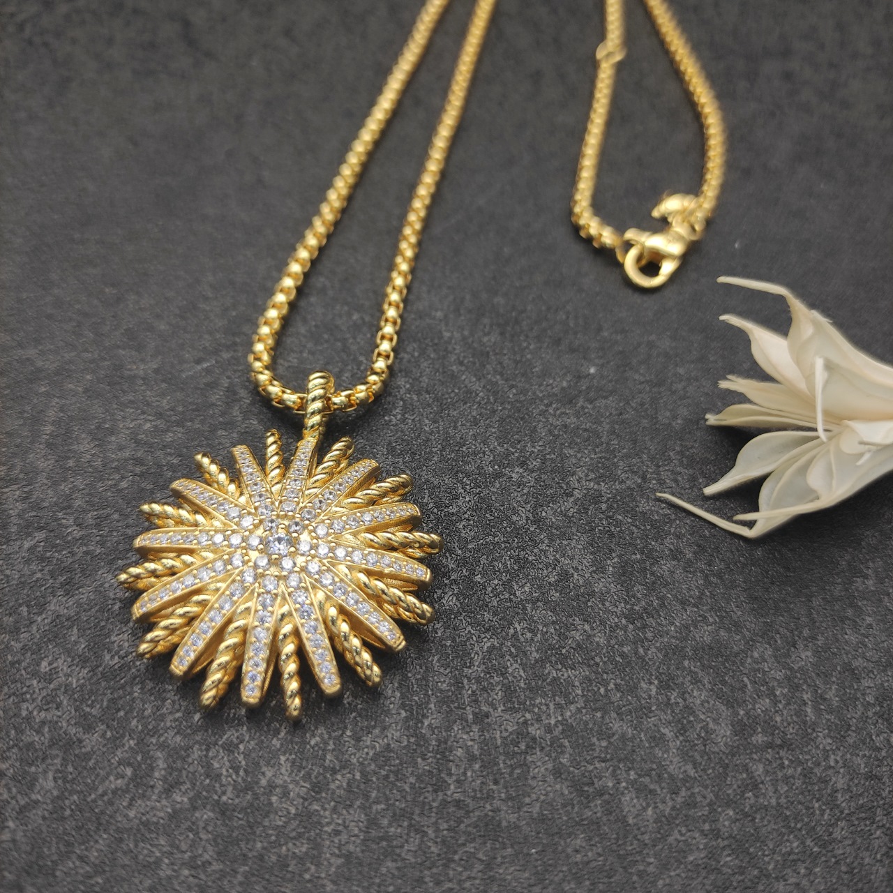 NO:112395,David Yurman Golden Sun Flower Twinkle Full Diamond Necklace. Chain is 3mm thick, length 50 5cm delay chain No. DYXL-83, jewelry quality, necklace, gold19860909David Yurman 黄金色太阳花纽线满钻项链.链条粗3mm,长度50 5cm延迟链  编号DYXL-83,饰品精品,necklace,gold,Jewelry