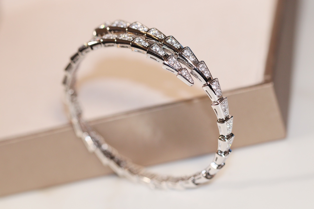 批发价💰230
极力推荐🎉BV弹力蛇手镯！
zp16w+  真金真钻，
咱家通体V金材质 升级为ZP版型
独家采用顶级进口弹片，既体现了蛇的灵性，也能轻松佩戴，就是生产太磨人，
专柜码数M