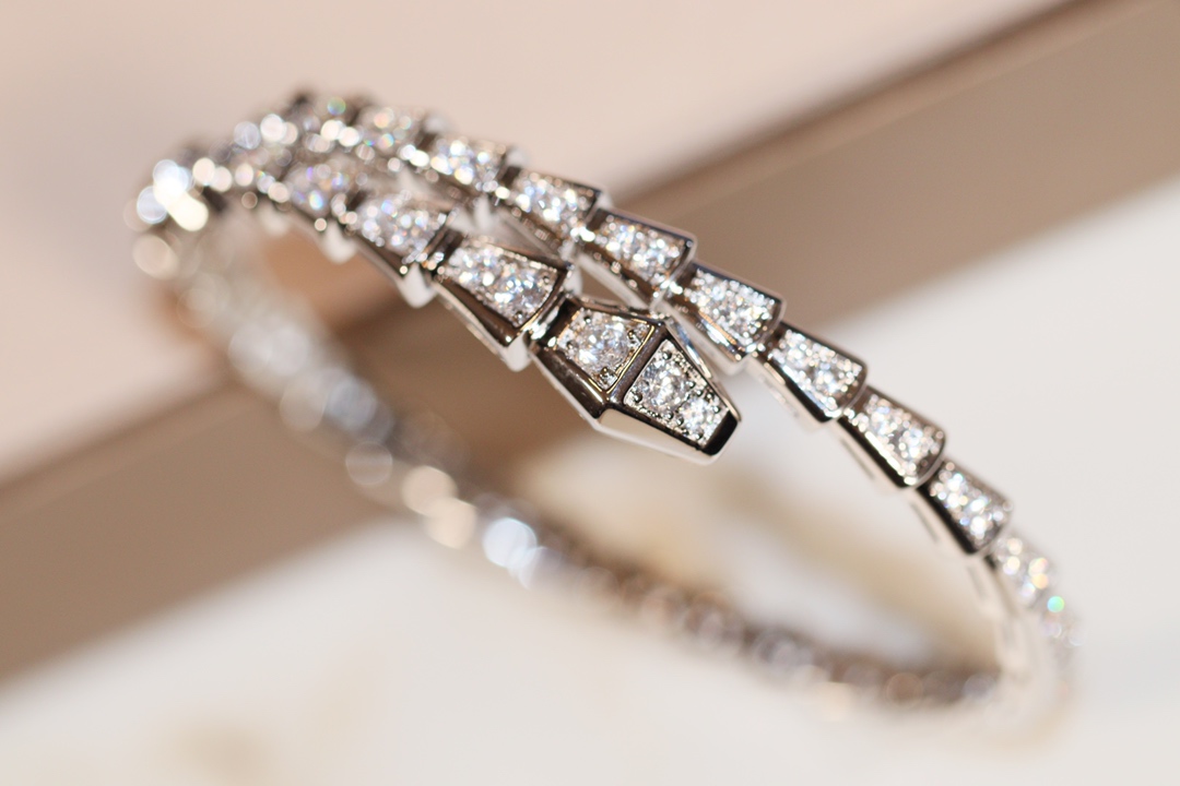 批发价💰230
极力推荐🎉BV弹力蛇手镯！
zp16w+  真金真钻，
咱家通体V金材质 升级为ZP版型
独家采用顶级进口弹片，既体现了蛇的灵性，也能轻松佩戴，就是生产太磨人，
专柜码数M