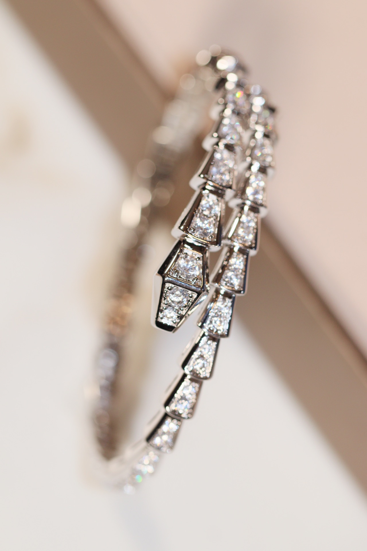 批发价💰230
极力推荐🎉BV弹力蛇手镯！
zp16w+  真金真钻，
咱家通体V金材质 升级为ZP版型
独家采用顶级进口弹片，既体现了蛇的灵性，也能轻松佩戴，就是生产太磨人，
专柜码数M