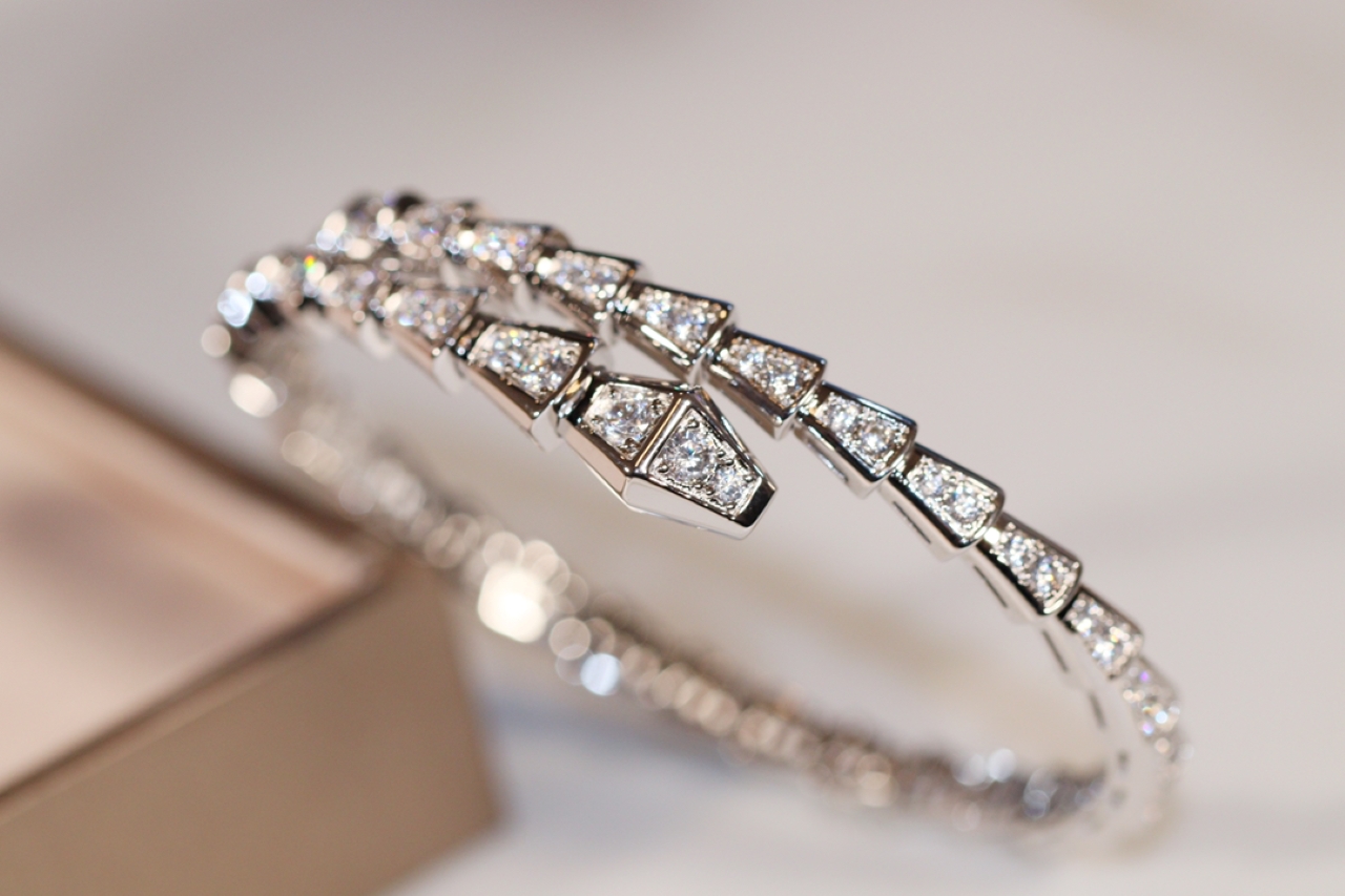 批发价💰230
极力推荐🎉BV弹力蛇手镯！
zp16w+  真金真钻，
咱家通体V金材质 升级为ZP版型
独家采用顶级进口弹片，既体现了蛇的灵性，也能轻松佩戴，就是生产太磨人，
专柜码数M