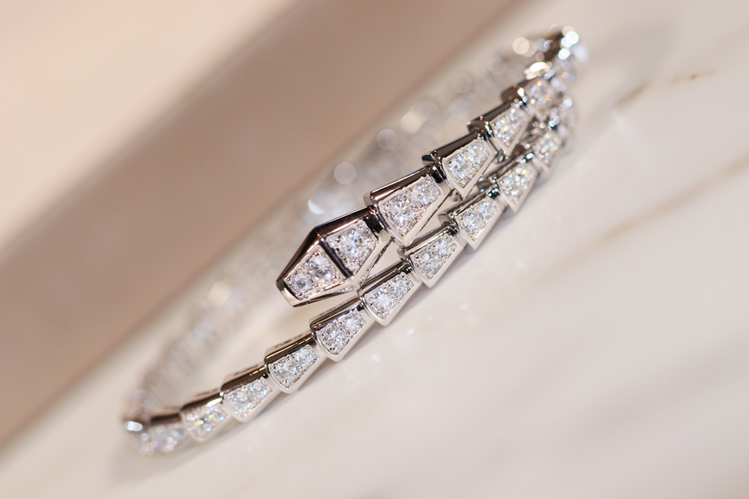 批发价💰230
极力推荐🎉BV弹力蛇手镯！
zp16w+  真金真钻，
咱家通体V金材质 升级为ZP版型
独家采用顶级进口弹片，既体现了蛇的灵性，也能轻松佩戴，就是生产太磨人，
专柜码数M